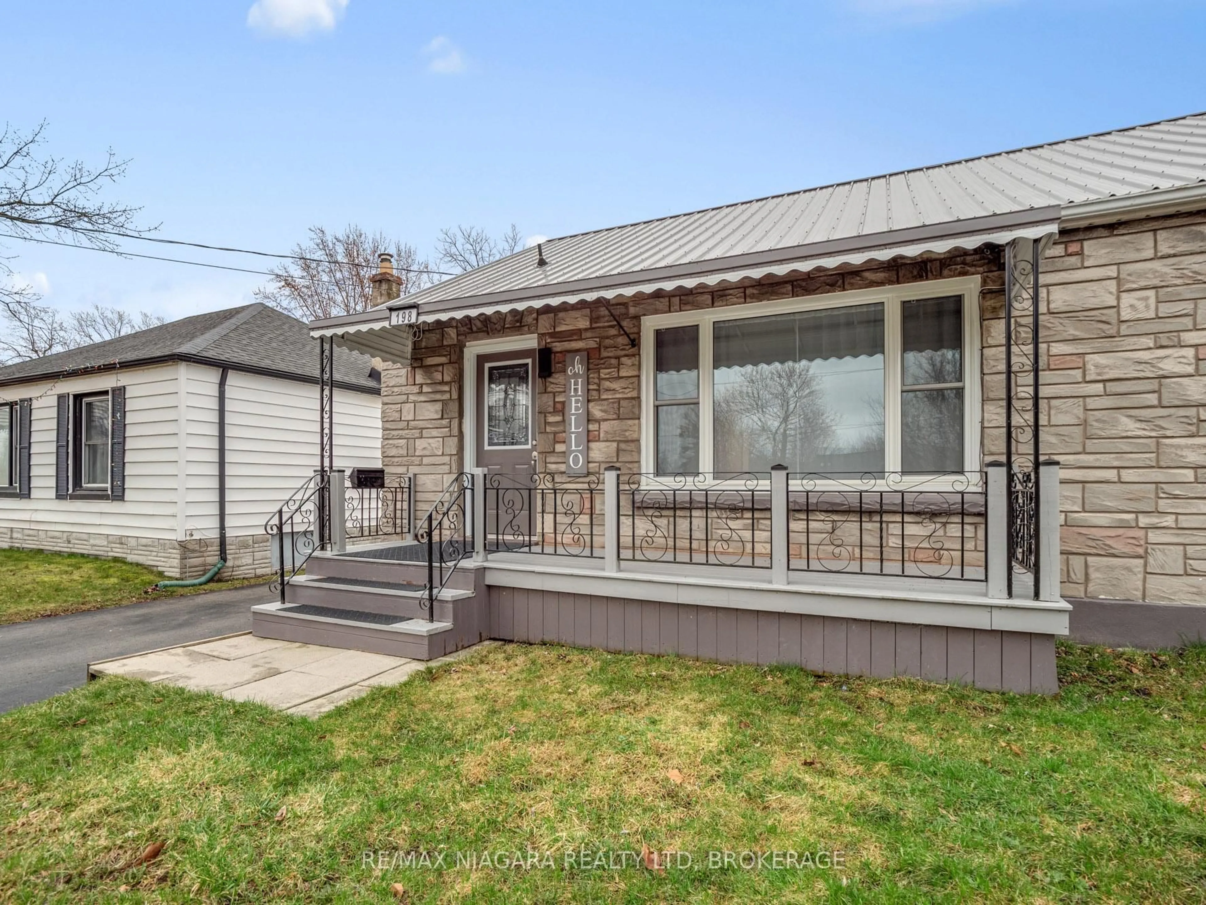 Home with vinyl exterior material, street for 198 Murray St, Fort Erie Ontario L2A 2B6