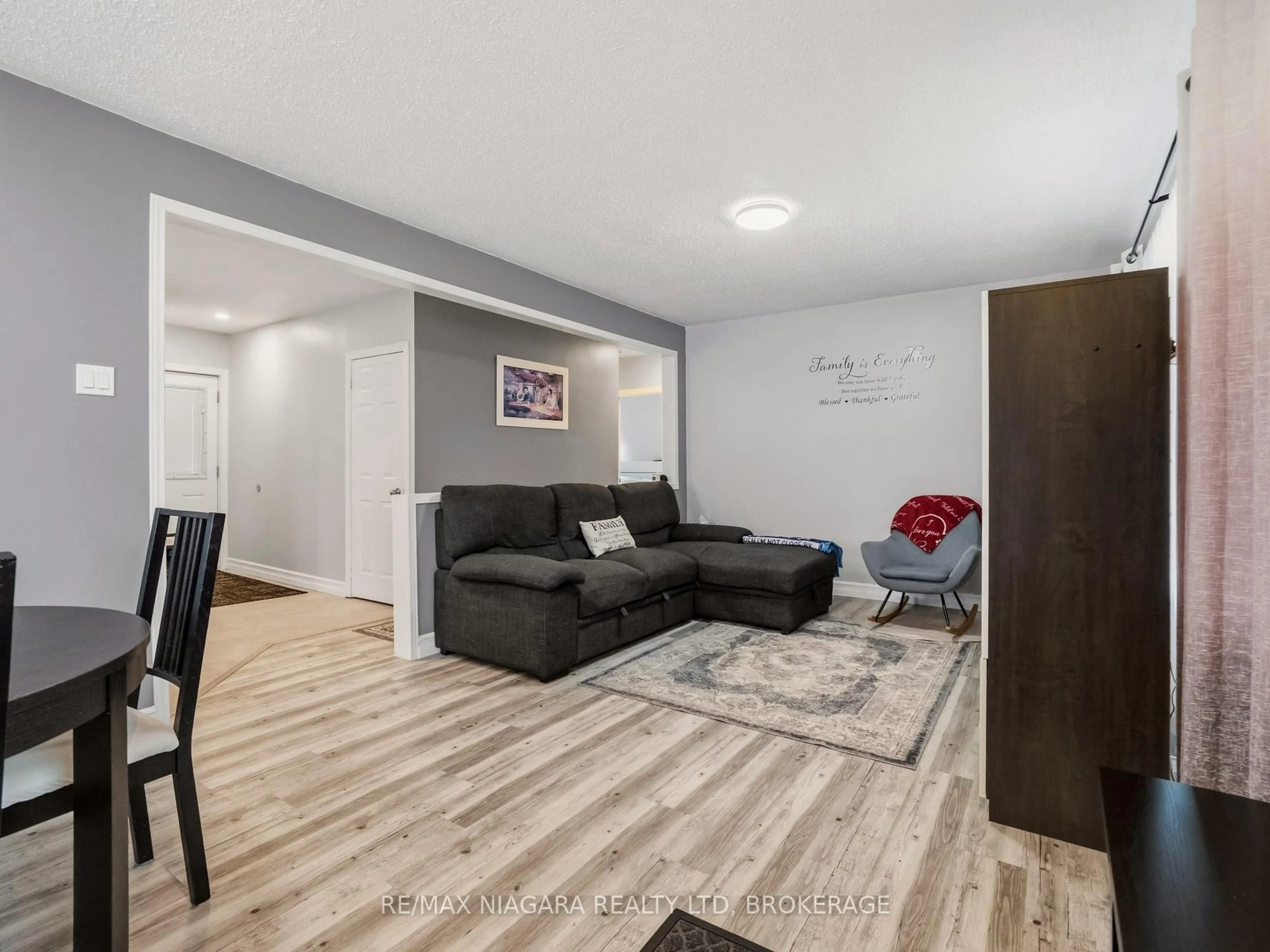 Living room with furniture, unknown for 198 Murray St, Fort Erie Ontario L2A 2B6