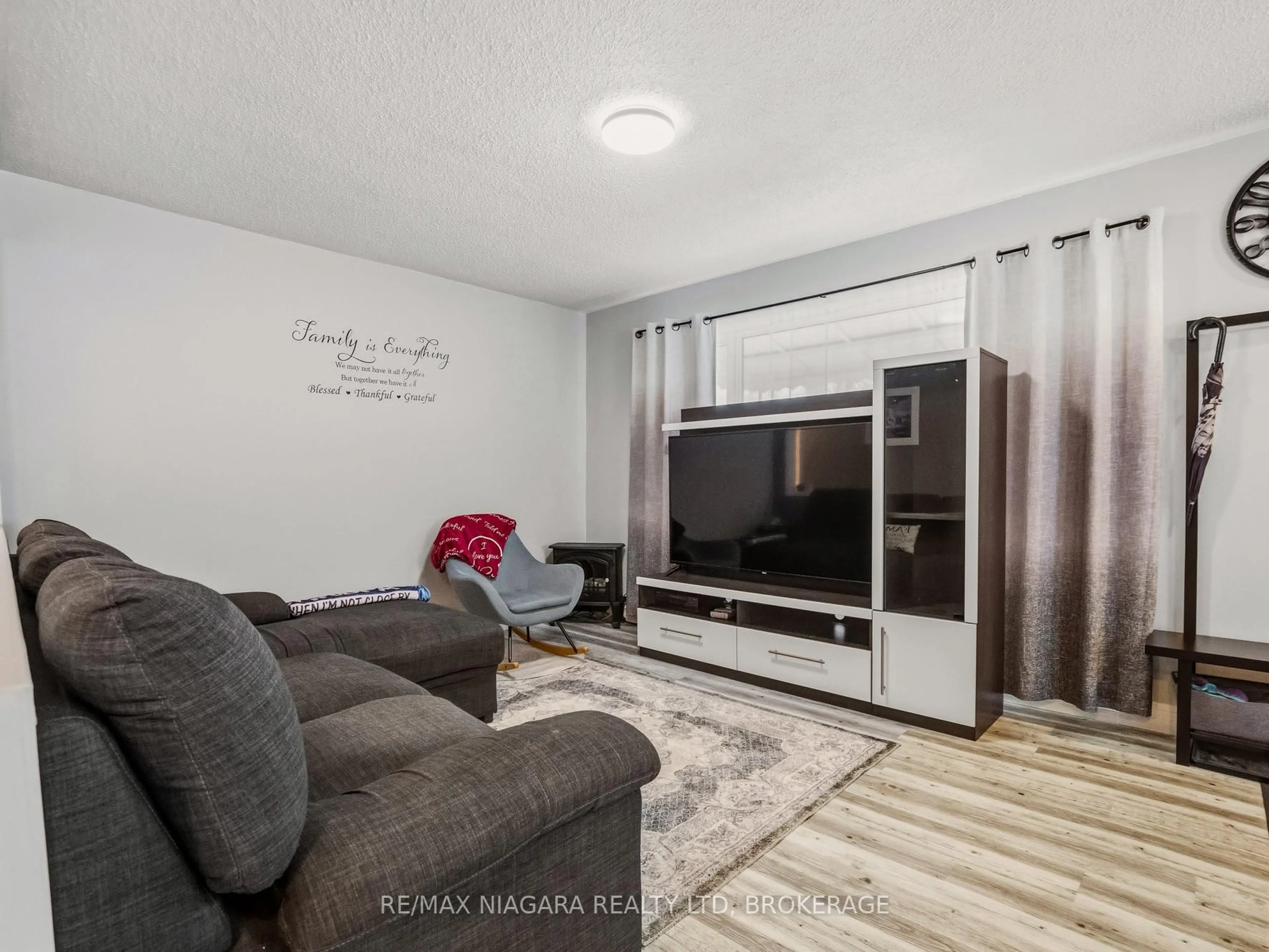 Living room with furniture, unknown for 198 Murray St, Fort Erie Ontario L2A 2B6