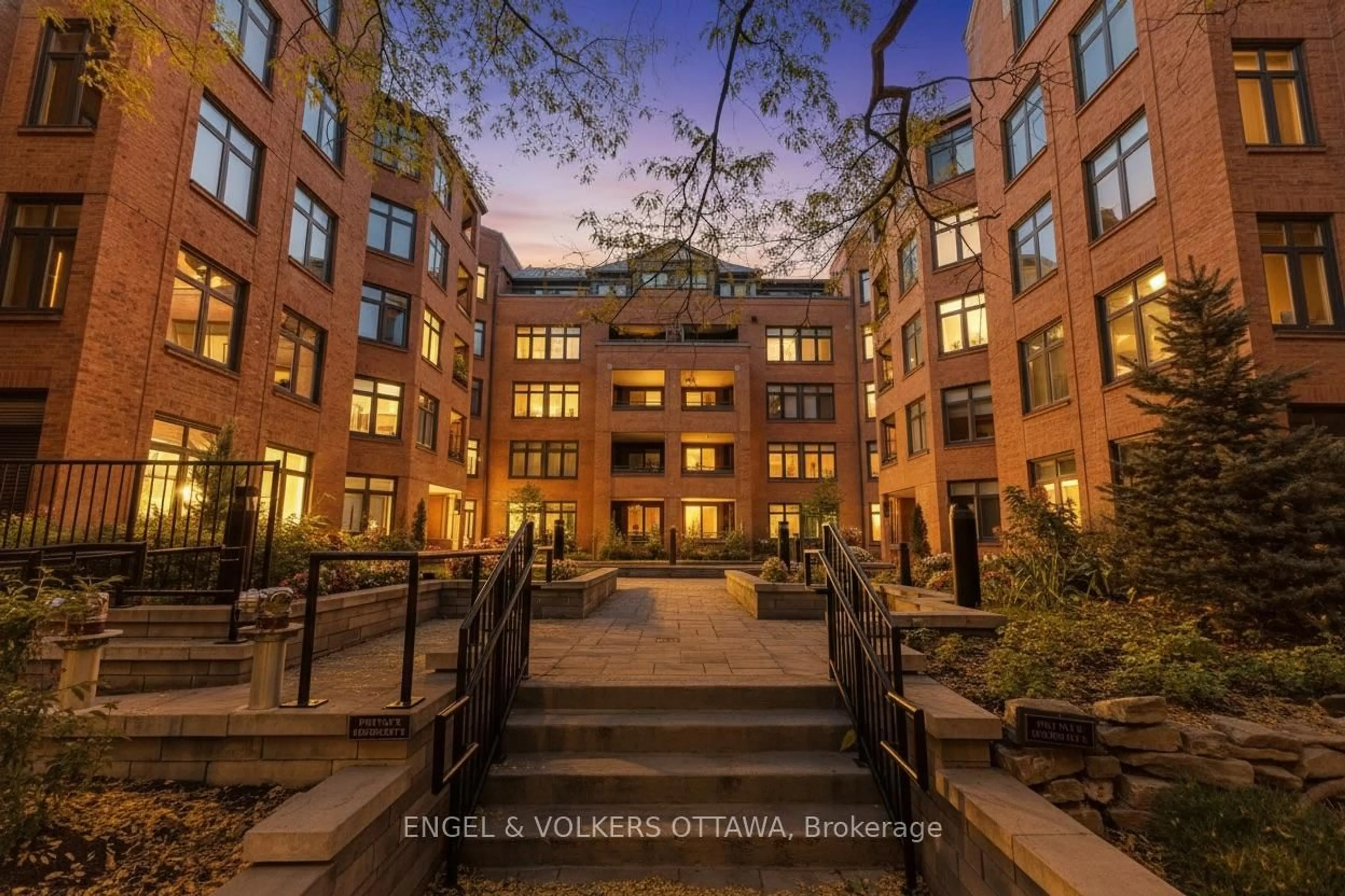 Indoor foyer for 205 Somerset St #206, Ottawa Ontario K2P 0J1