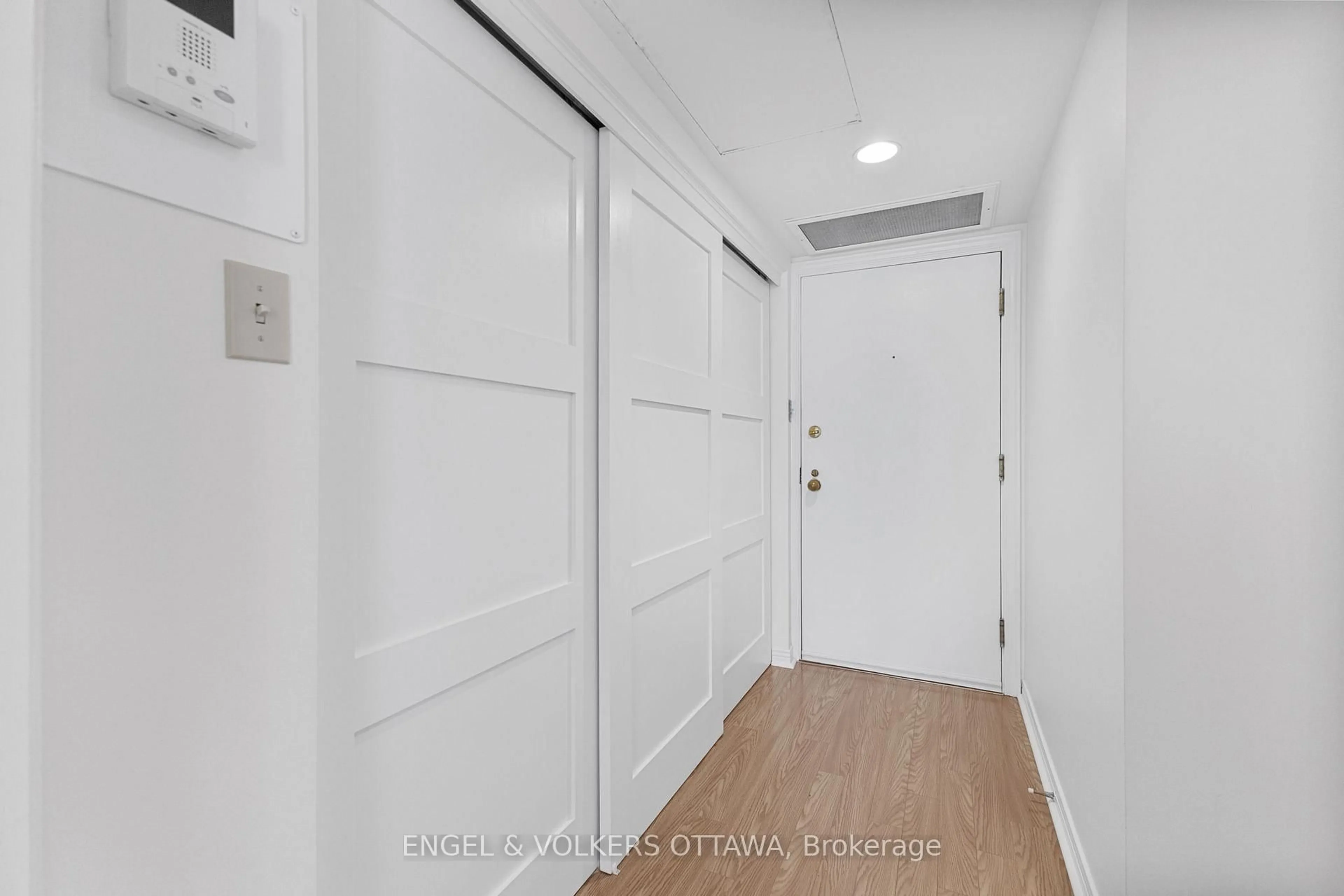 Indoor entryway for 205 Somerset St #206, Ottawa Ontario K2P 0J1