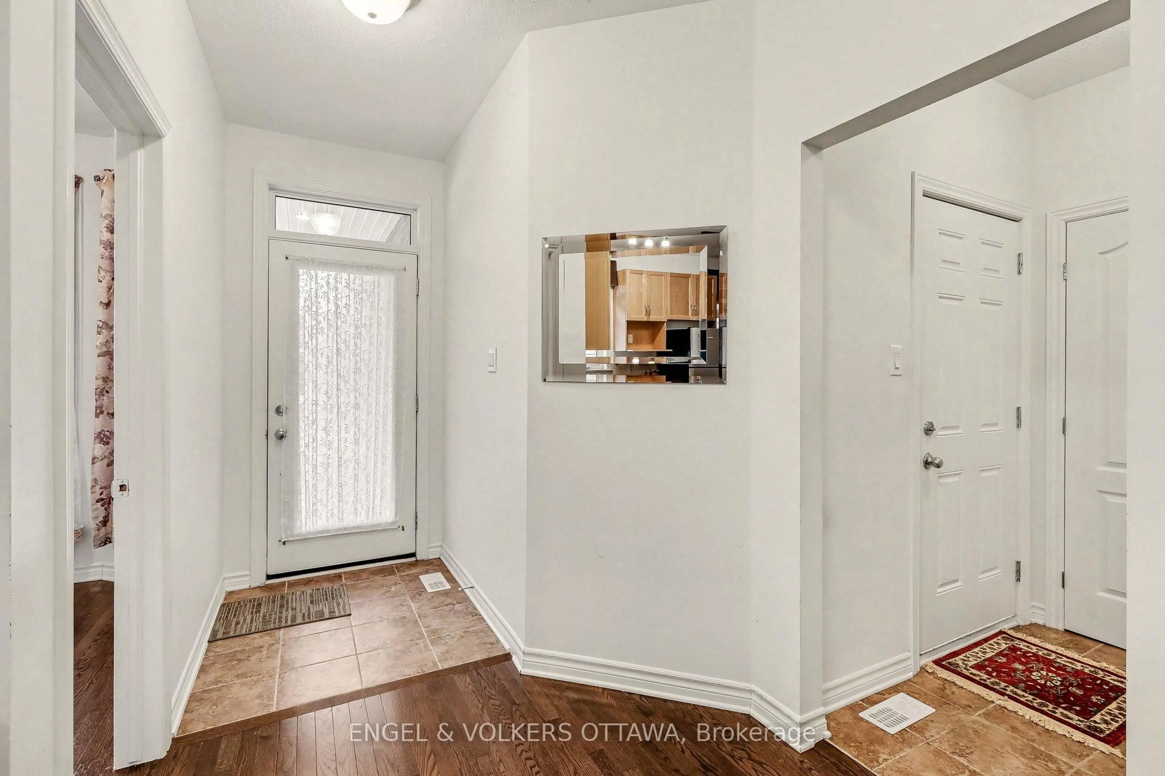 Indoor entryway for 257 Bulrush Cres, Ottawa Ontario K1T 0E5
