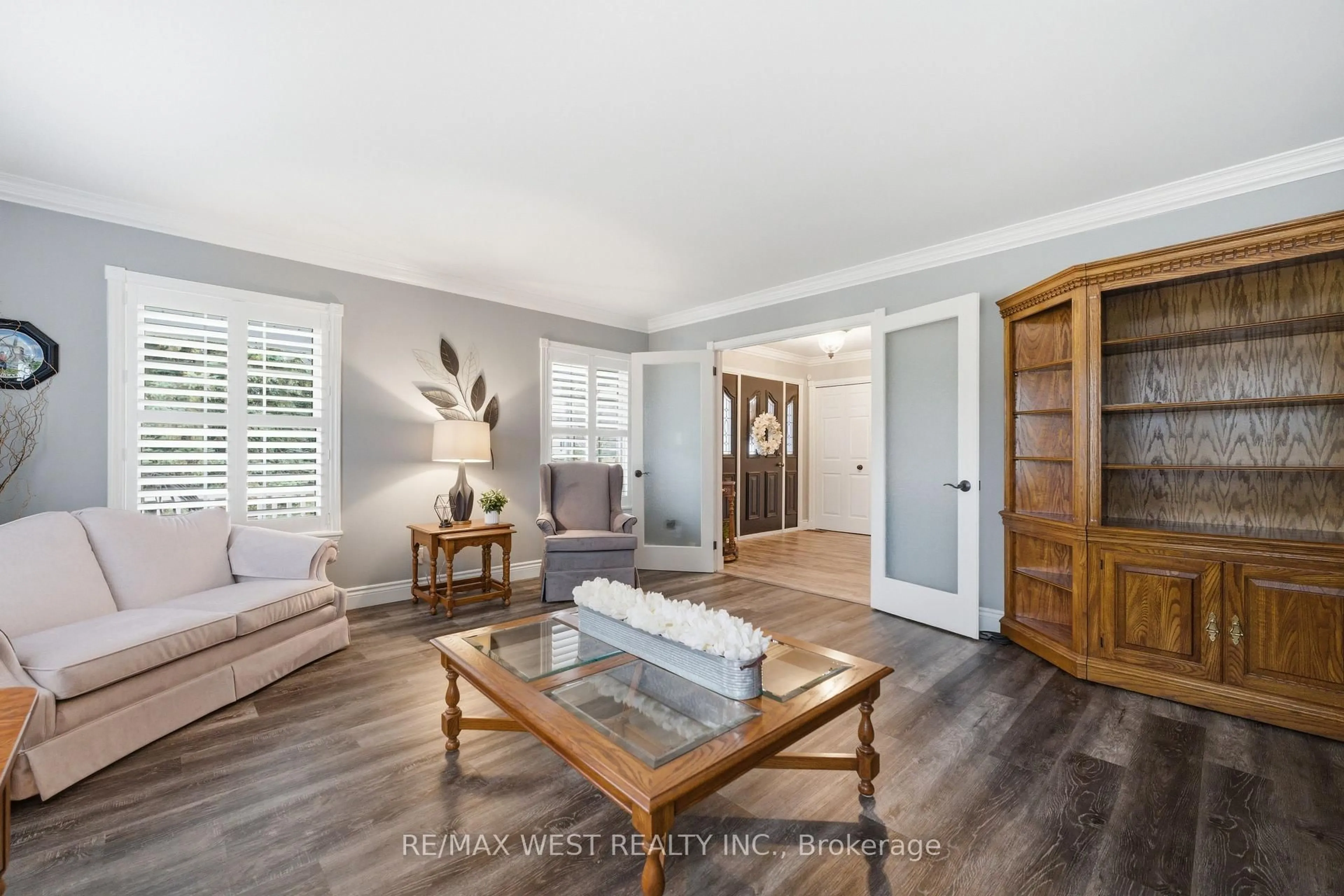 Living room with furniture, wood/laminate floor for 17 Forest Hill Dr, Hamilton Township Ontario K9A 4J9