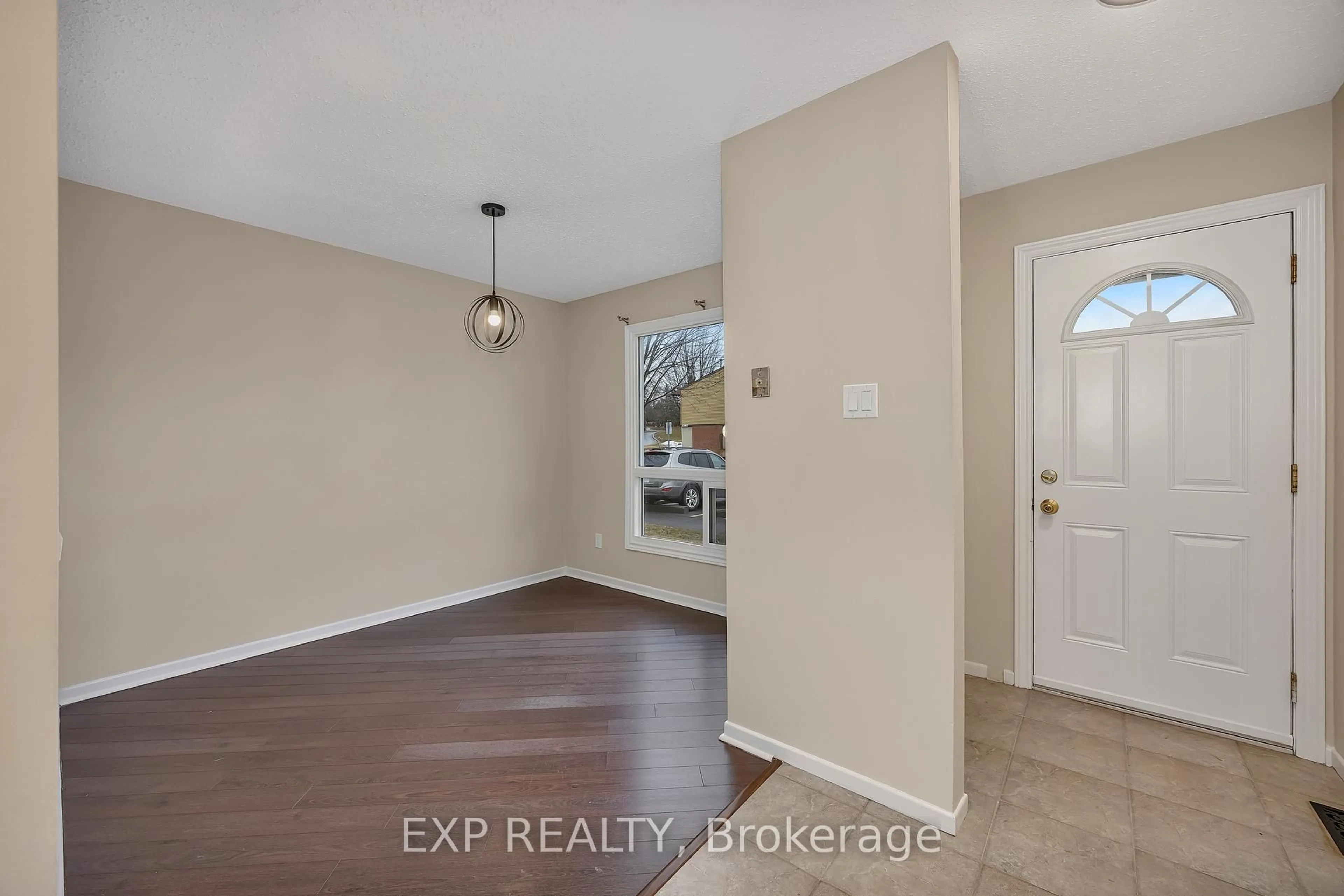 Indoor entryway for 2570 Southvale Cres #104, Ottawa Ontario K1B 5B7