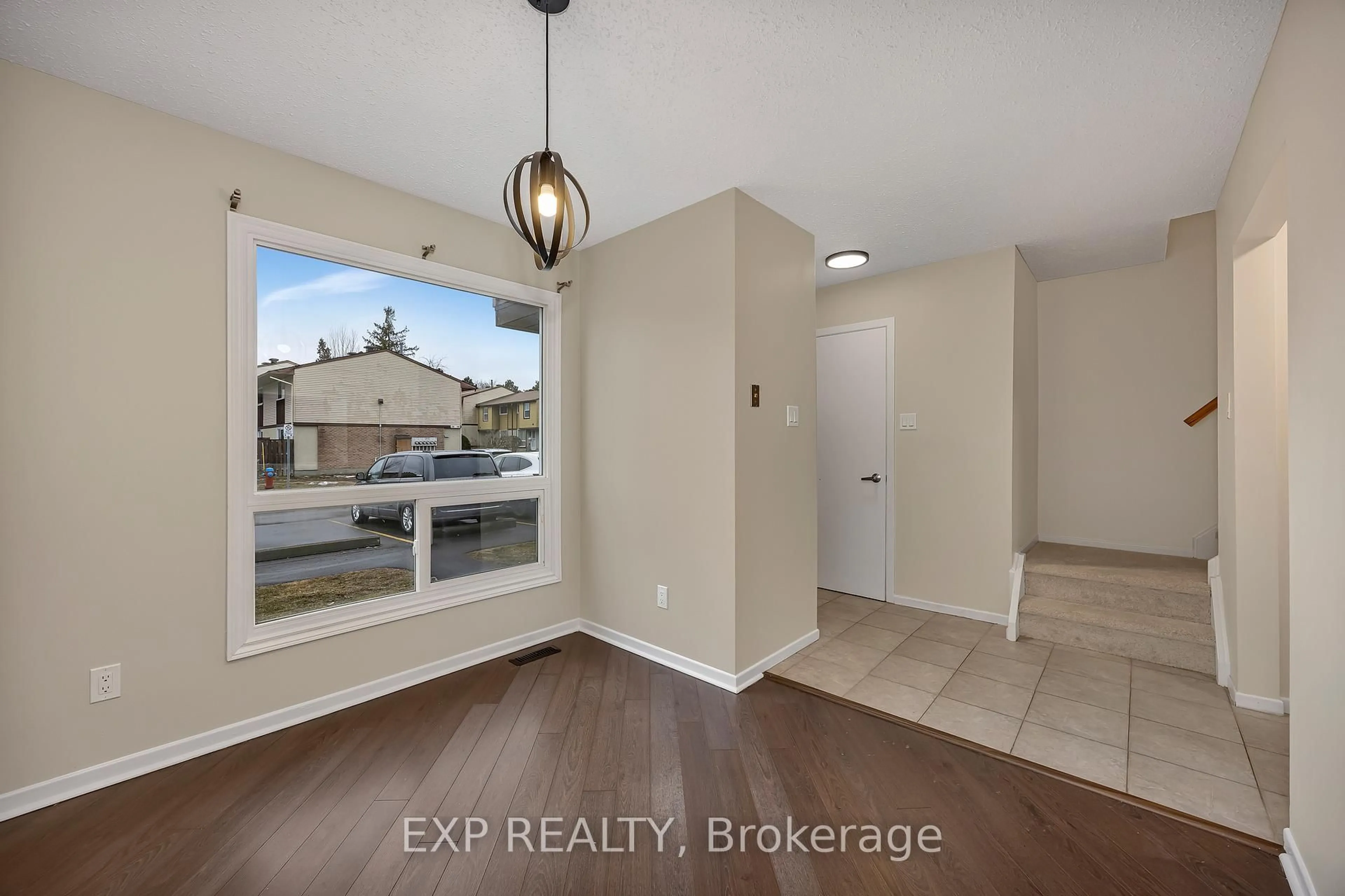 Indoor entryway for 2570 Southvale Cres #104, Ottawa Ontario K1B 5B7