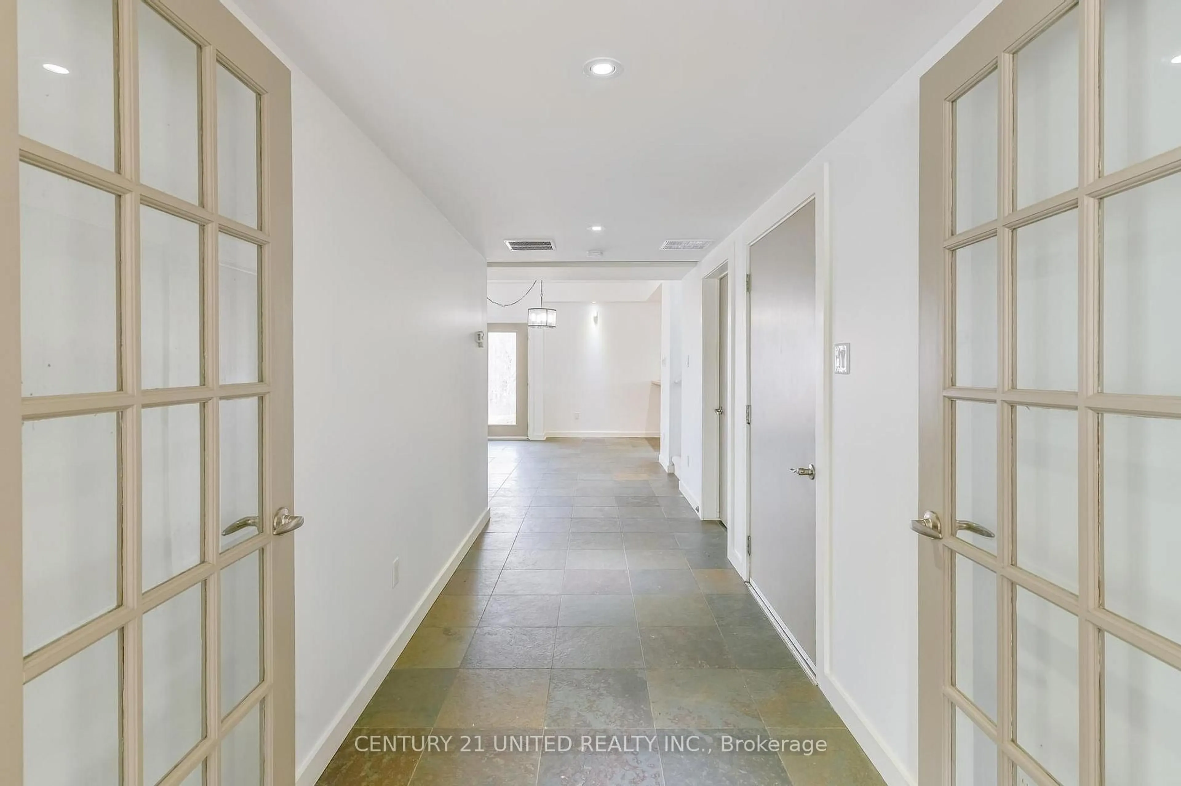 Indoor entryway for 590 Maniece Ave, Peterborough Ontario K9J 6X9