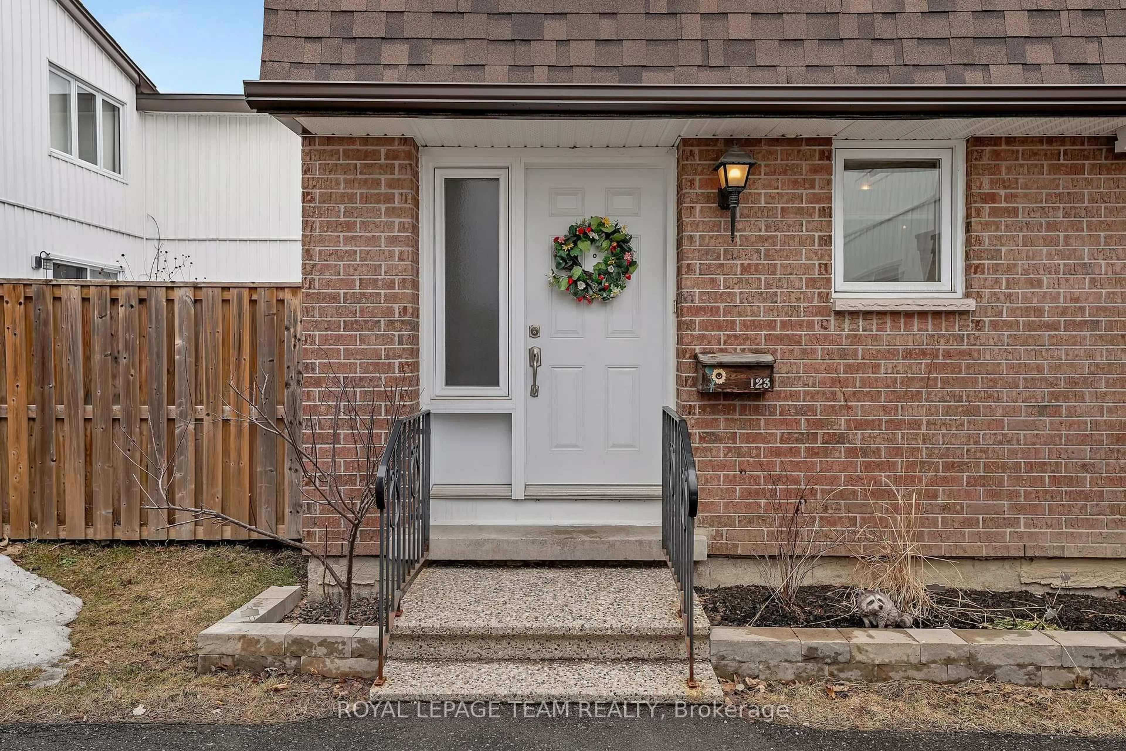 Indoor entryway for 837 Eastvale Dr #123, Ottawa Ontario K1J 7T5