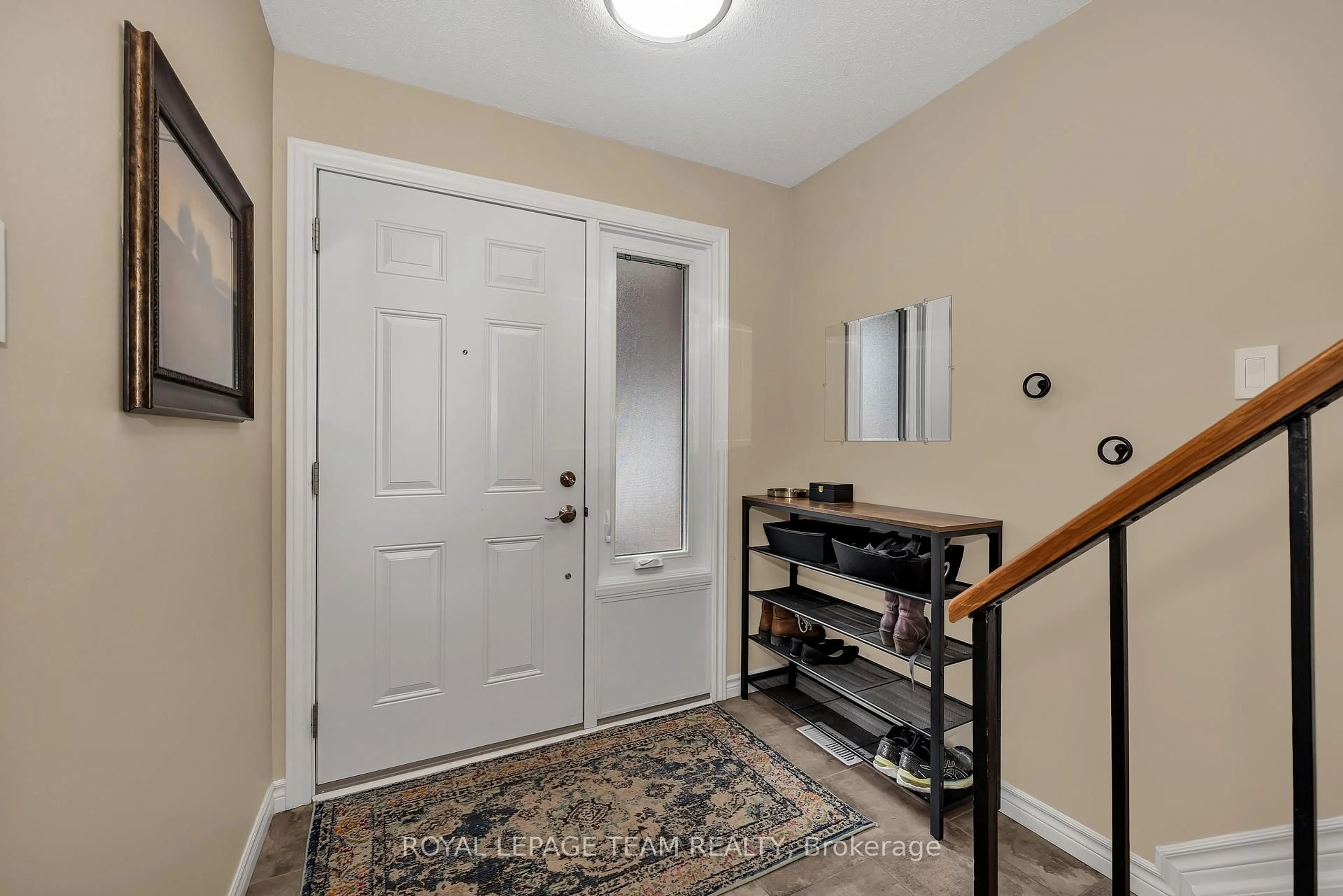 Indoor entryway for 837 Eastvale Dr #123, Ottawa Ontario K1J 7T5