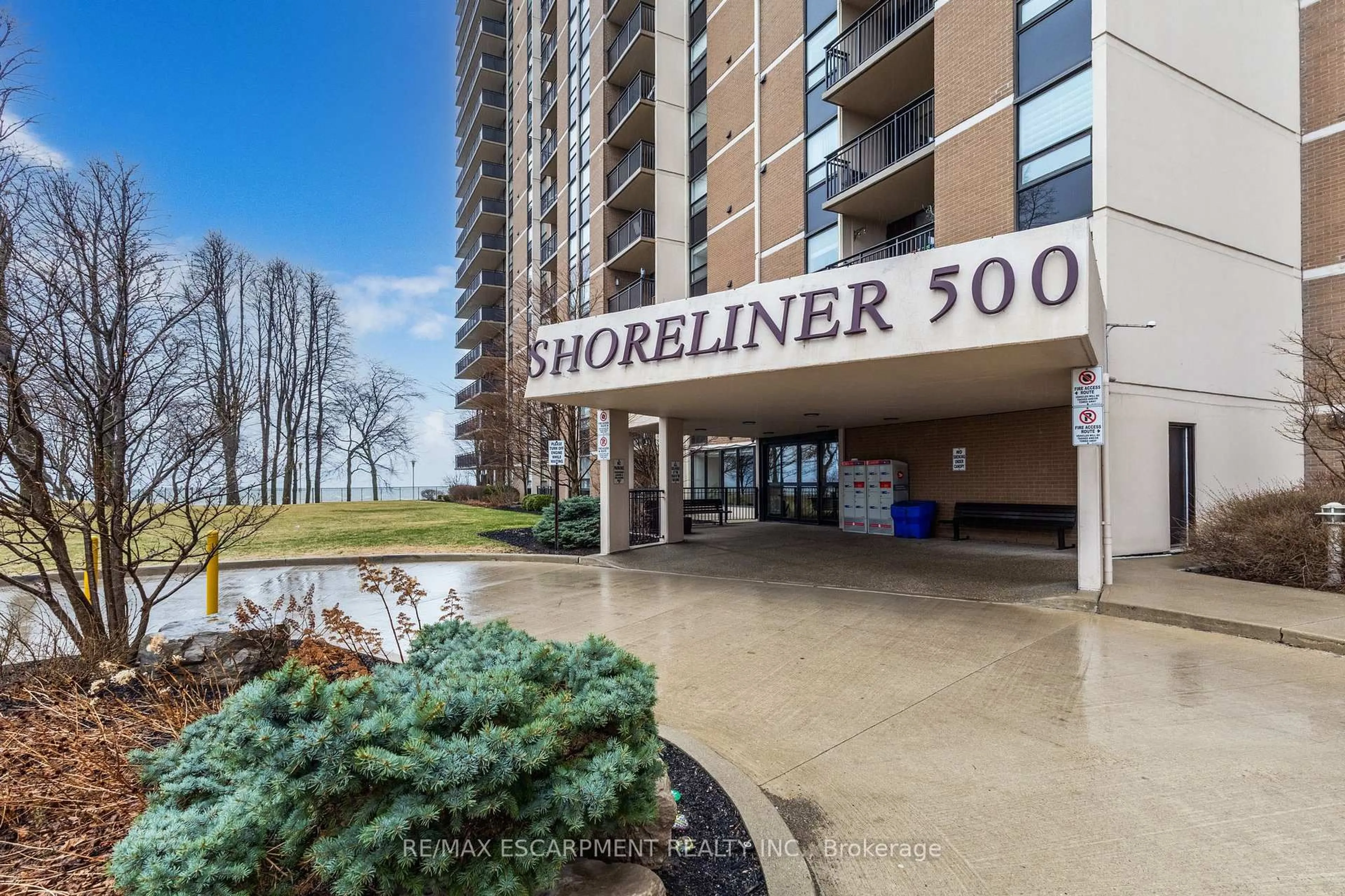 Indoor foyer for 500 Green Rd #1701, Hamilton Ontario L8E 3M5