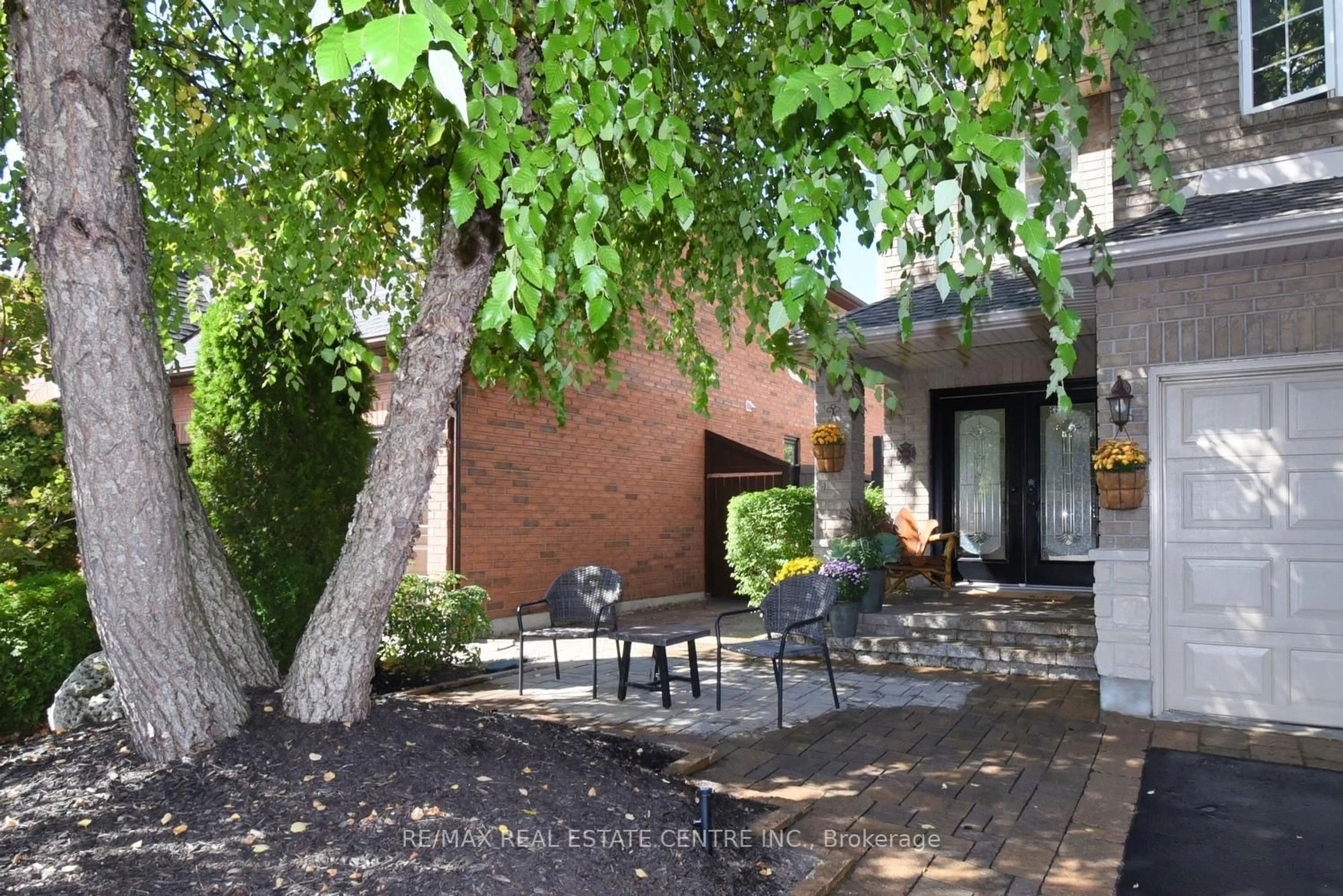 Patio, street for 35 Eringate Dr, Hamilton Ontario L8J 3Y4