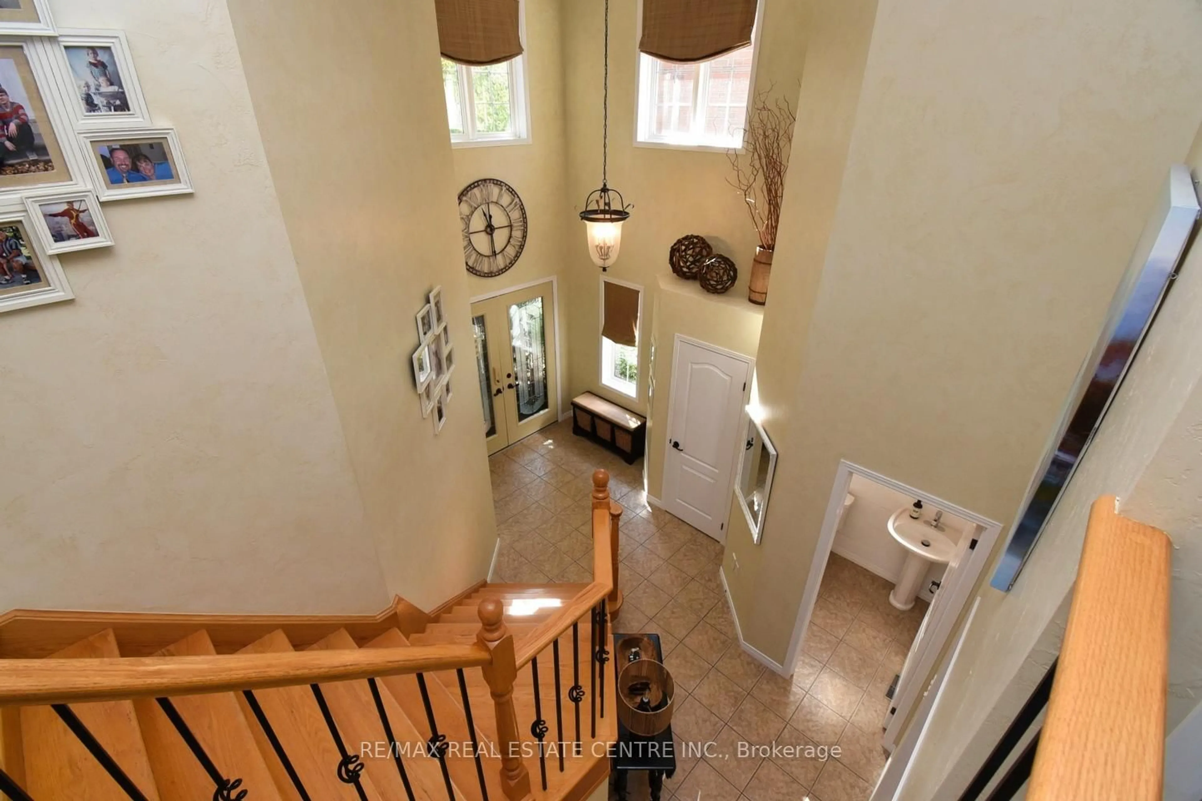 Indoor foyer for 35 Eringate Dr, Hamilton Ontario L8J 3Y4