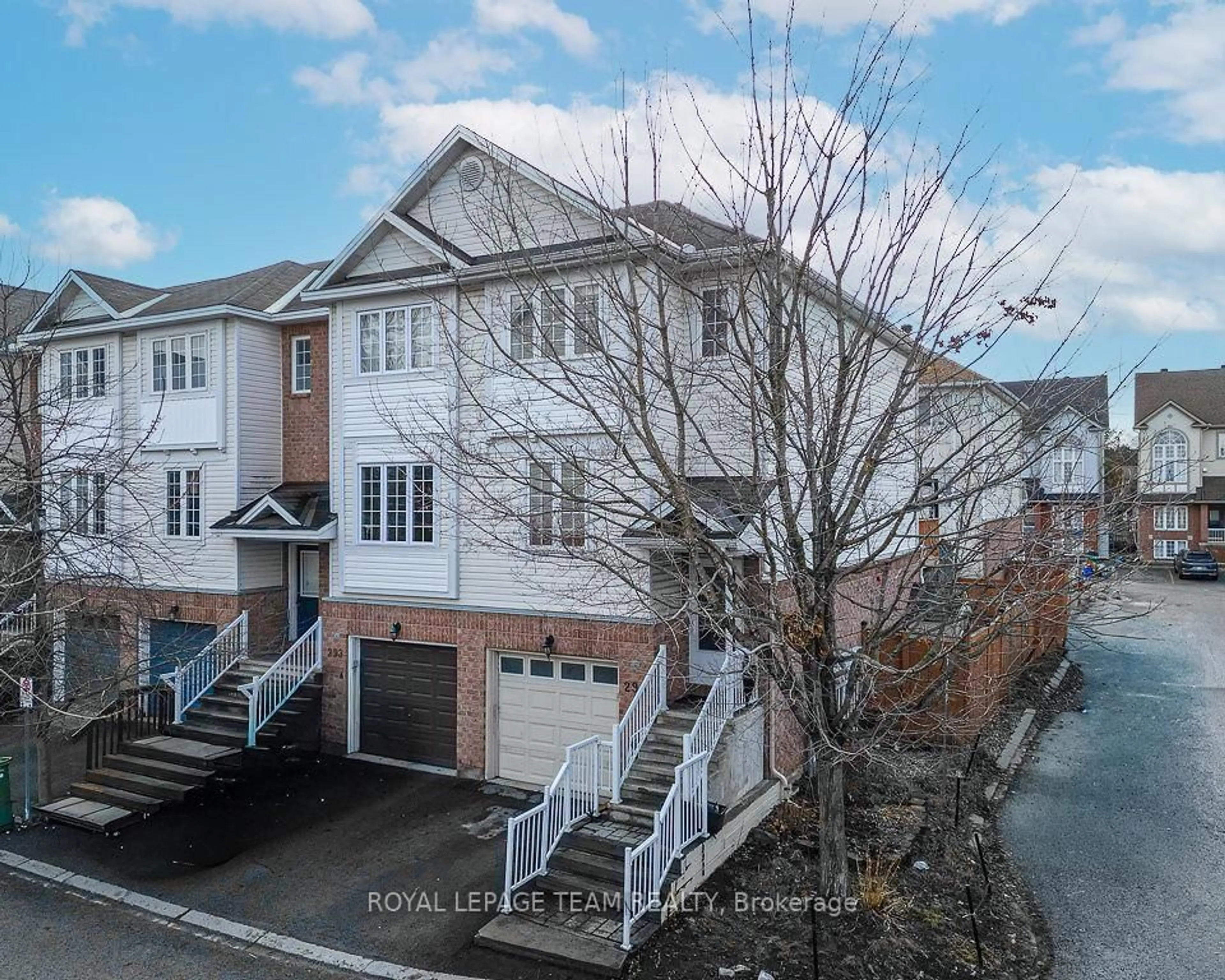 A pic from outside/outdoor area/front of a property/back of a property/a pic from drone, street for 295 GERSHWIN Private, Ottawa Ontario K2H 1G5