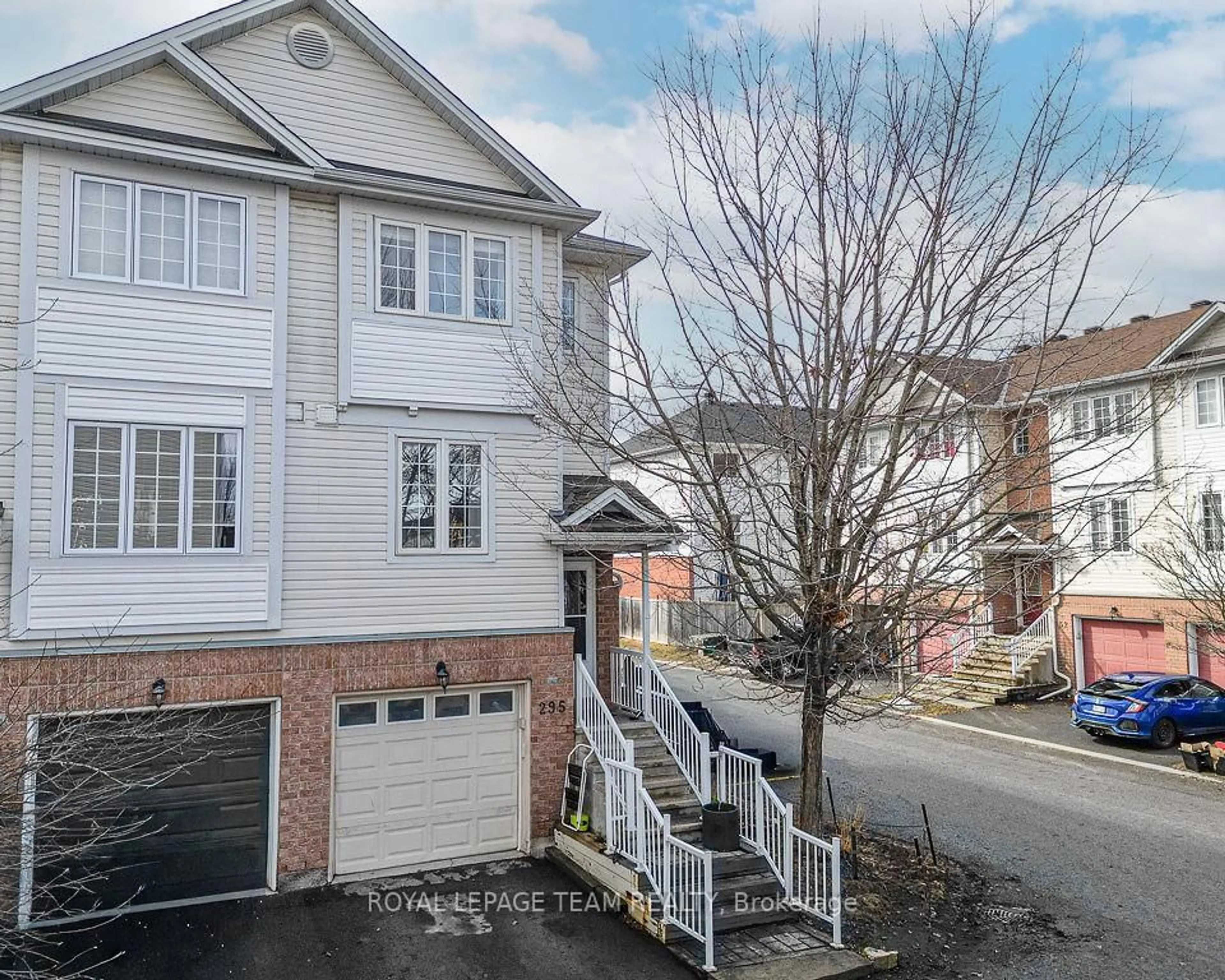 A pic from outside/outdoor area/front of a property/back of a property/a pic from drone, street for 295 GERSHWIN Private, Ottawa Ontario K2H 1G5