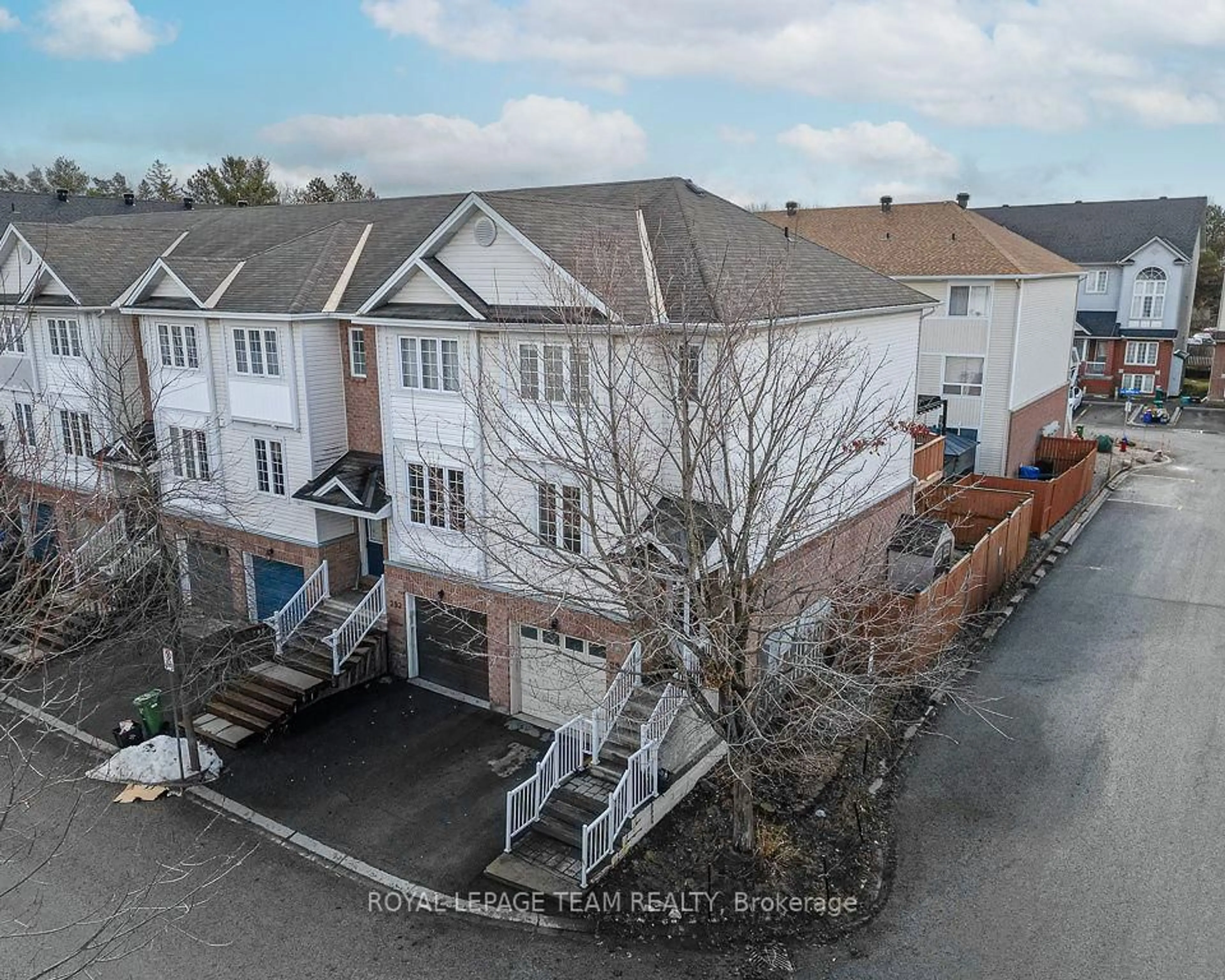 A pic from outside/outdoor area/front of a property/back of a property/a pic from drone, unknown for 295 GERSHWIN Private, Ottawa Ontario K2H 1G5
