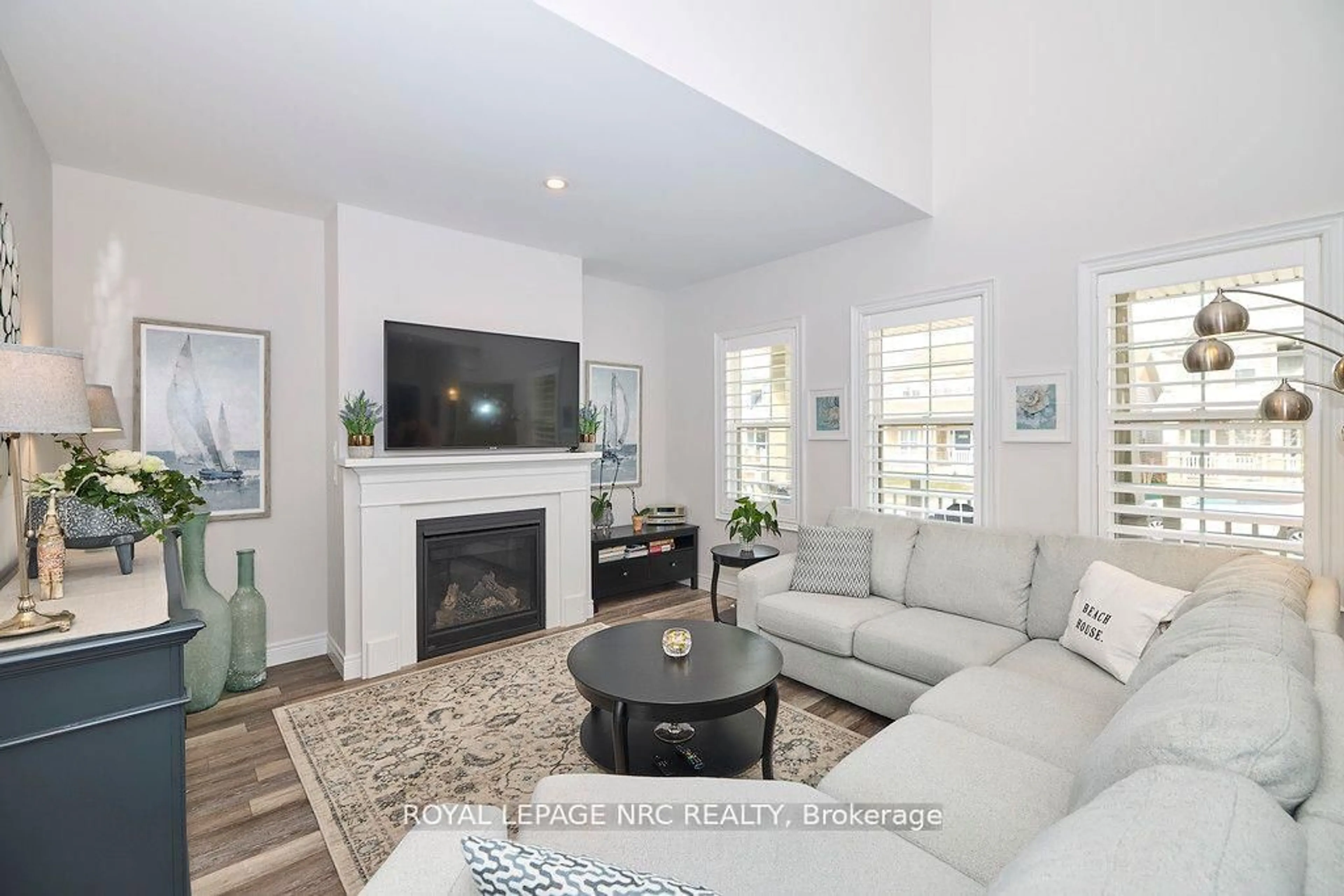 Living room with furniture, unknown for 3806 RYAN Ave, Fort Erie Ontario L0S 1B0