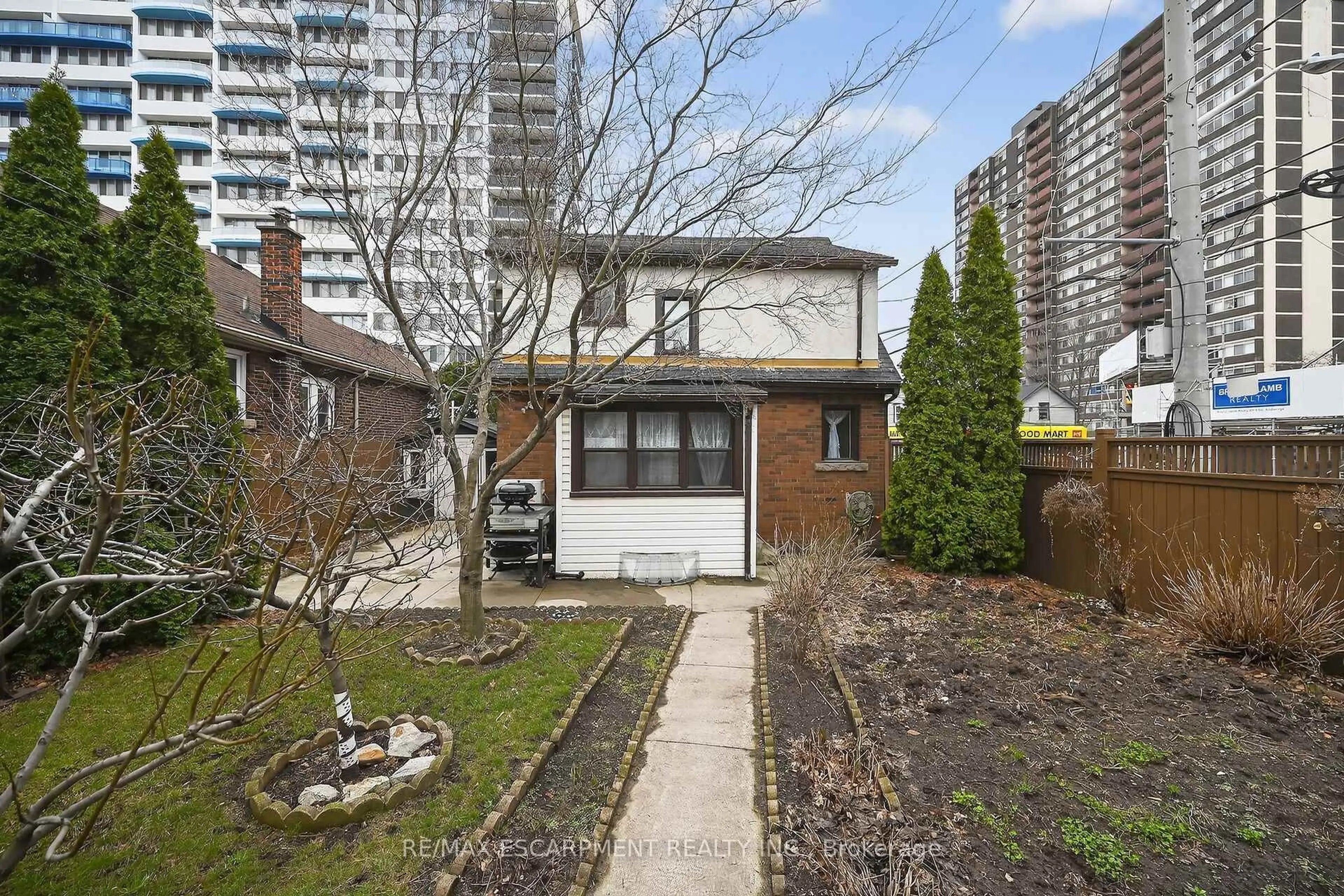 Unknown for 144 Hunter St, Hamilton Ontario L8P 1R1