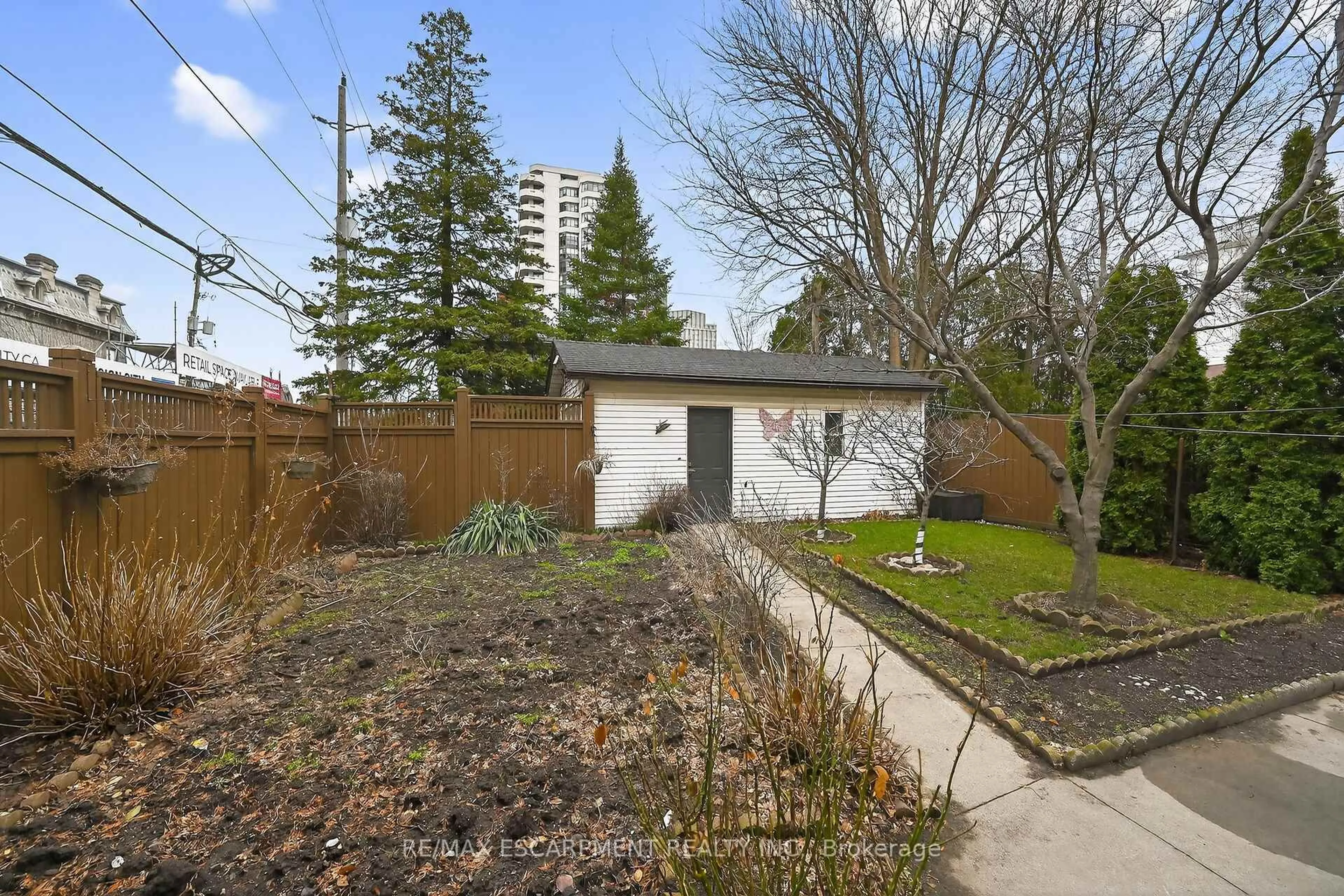 A pic from outside/outdoor area/front of a property/back of a property/a pic from drone, street for 144 Hunter St, Hamilton Ontario L8P 1R1