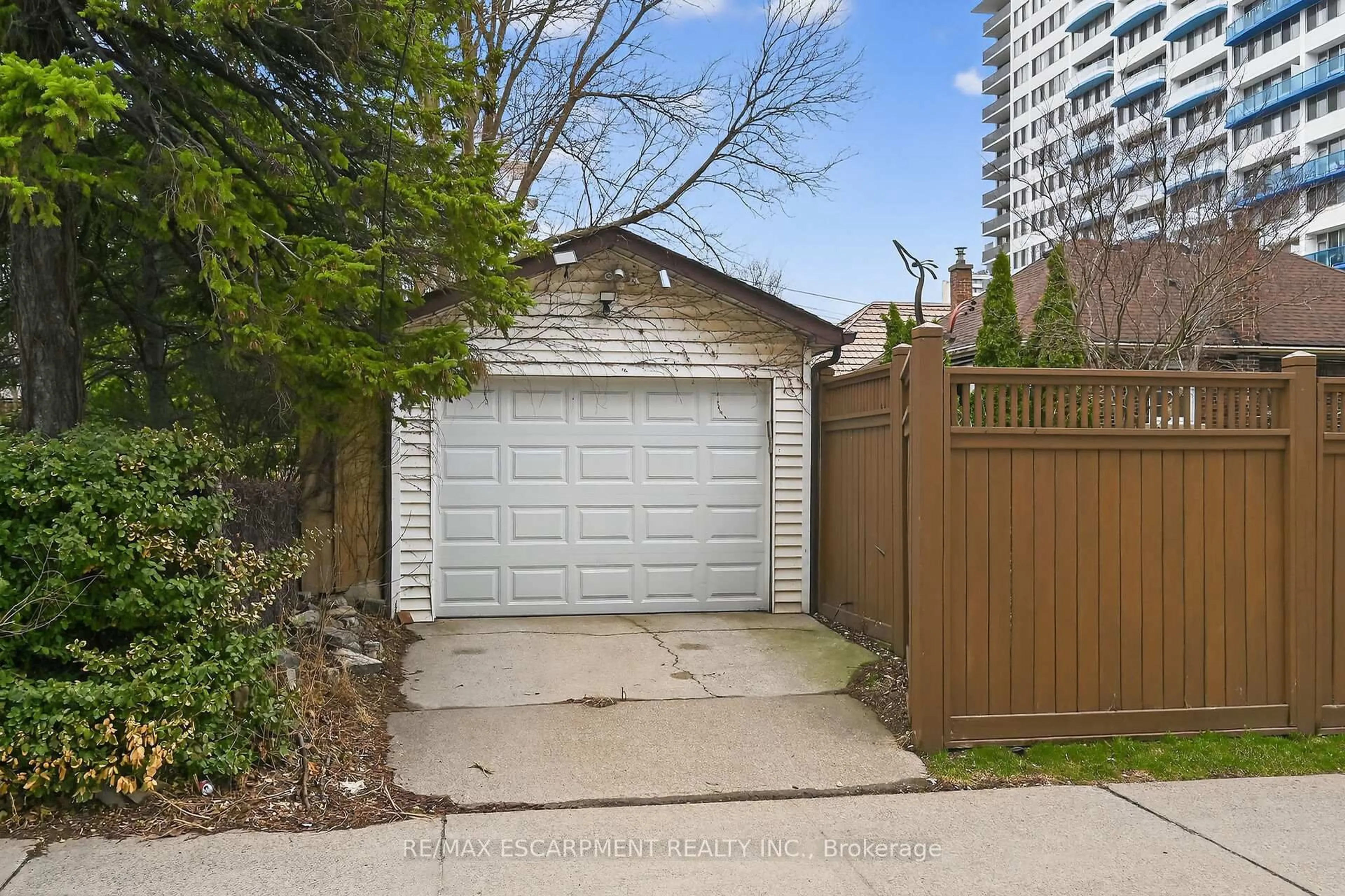 Shed for 144 Hunter St, Hamilton Ontario L8P 1R1