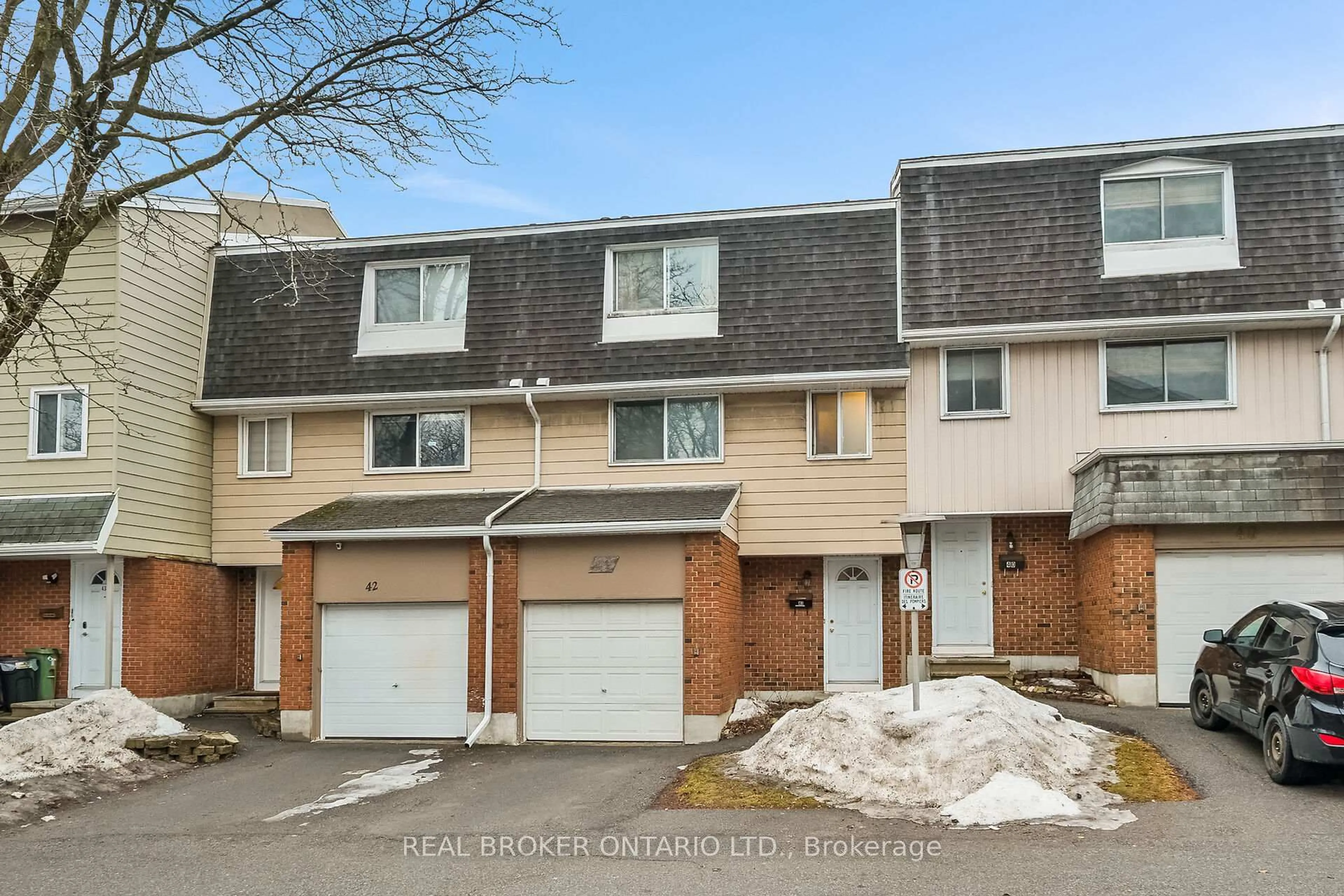 A pic from outside/outdoor area/front of a property/back of a property/a pic from drone, street for 2669 SOUTHVALE Cres #41, Ottawa Ontario K1B 4V2