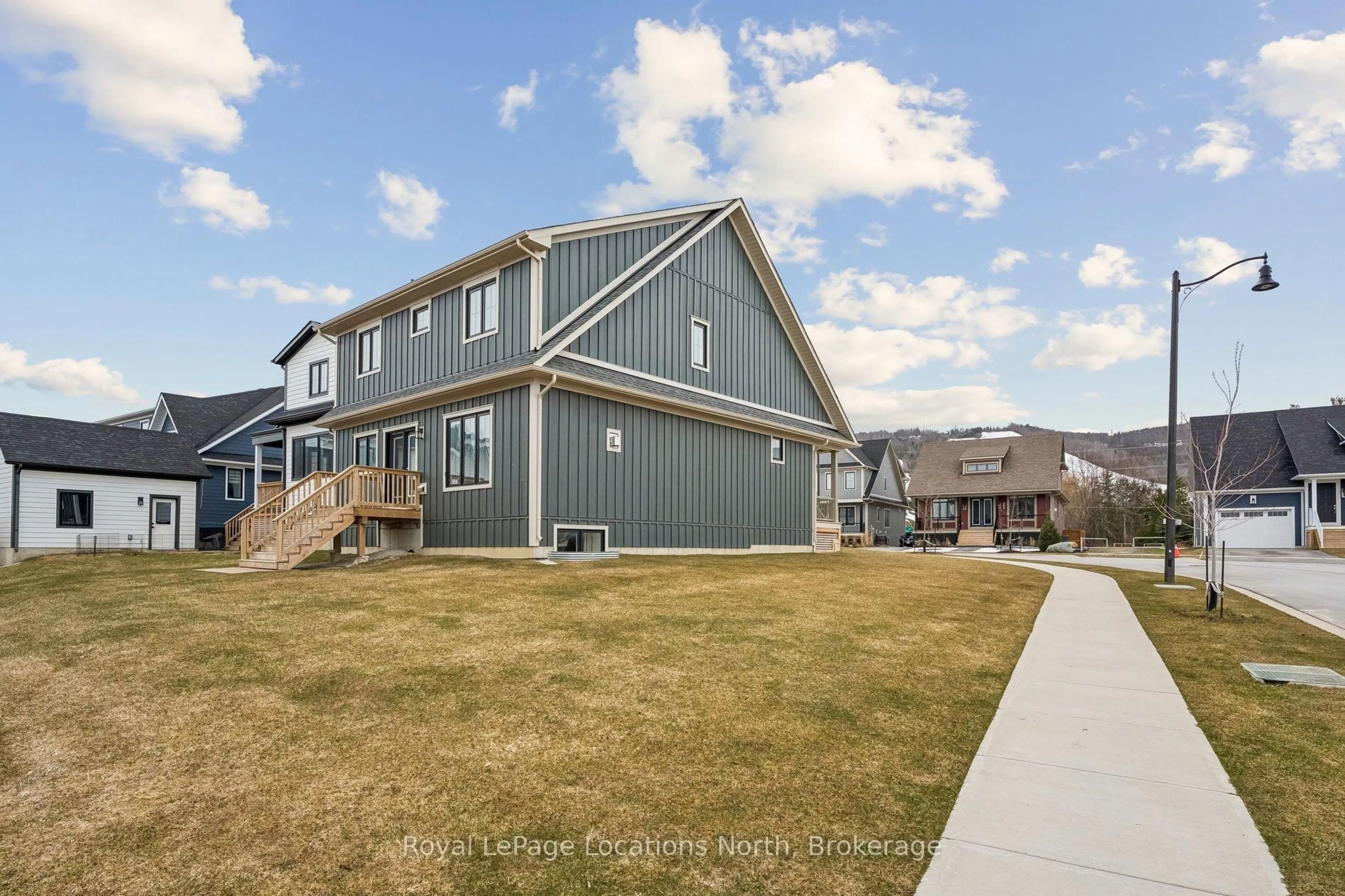 A pic from outside/outdoor area/front of a property/back of a property/a pic from drone, unknown for 163 Courtland St, Blue Mountains Ontario L9Y 5L7