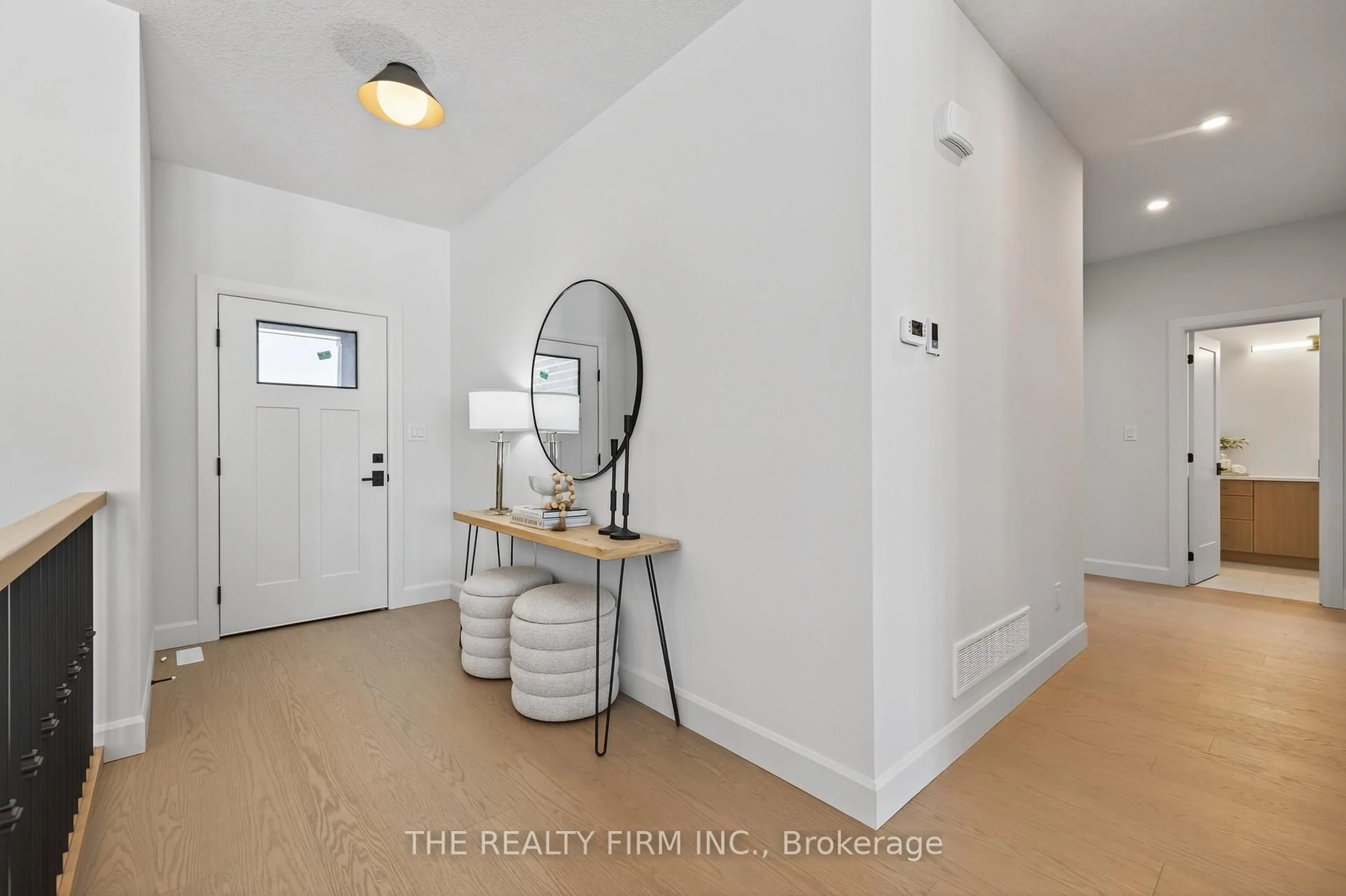 Indoor entryway for 289 King St, Southwest Middlesex Ontario N0L 1M0