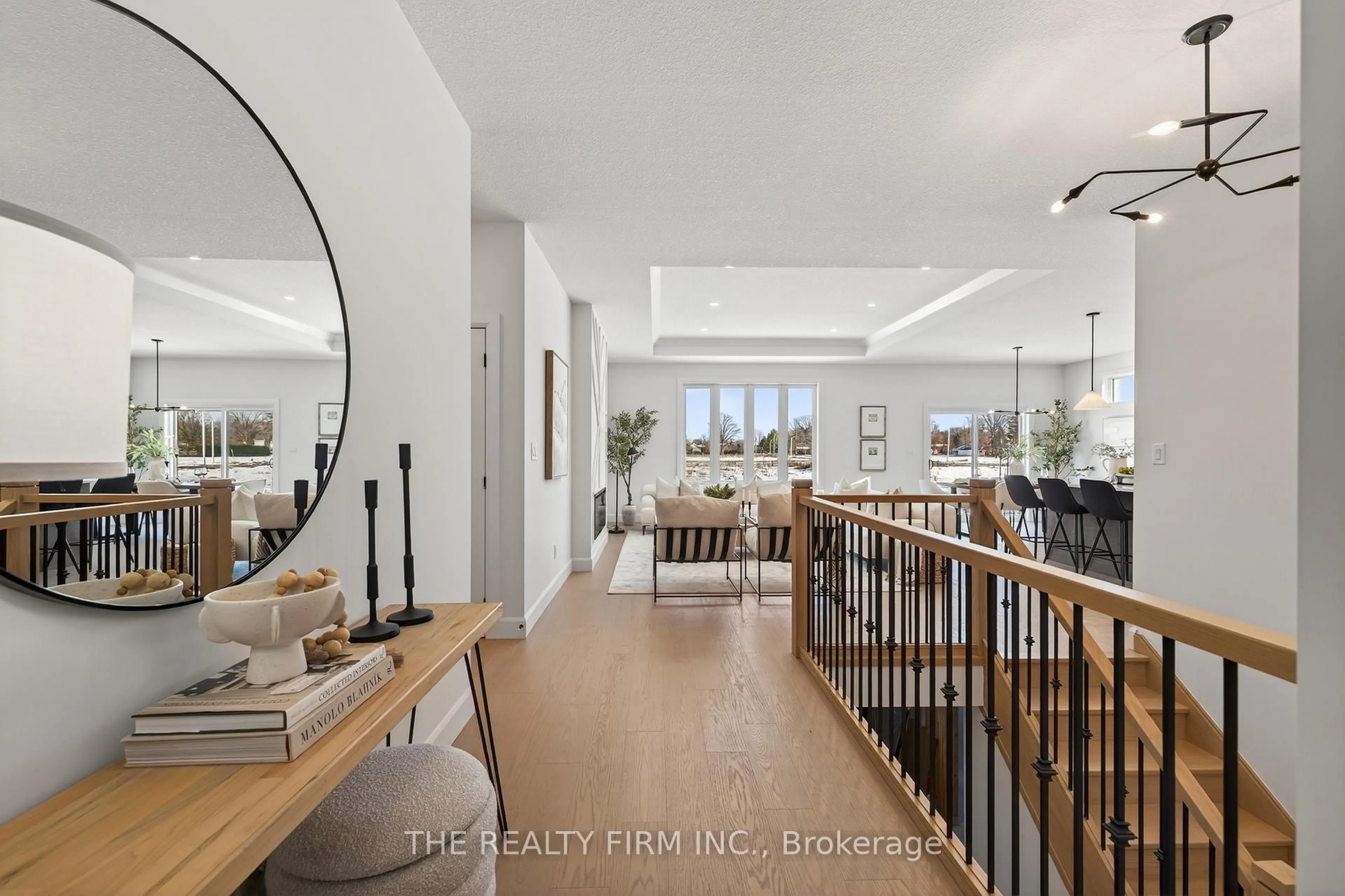 Indoor entryway for 289 King St, Southwest Middlesex Ontario N0L 1M0