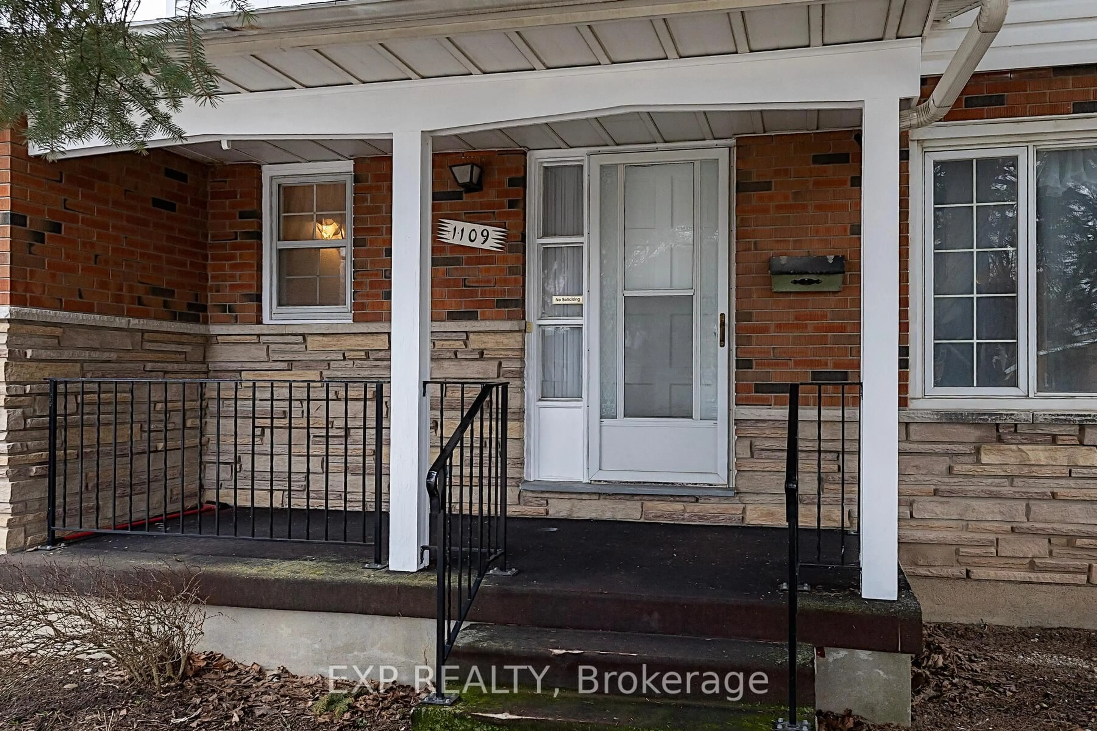 Indoor entryway for 1109 Sprucedale Rd, Woodstock Ontario N4S 4Z8
