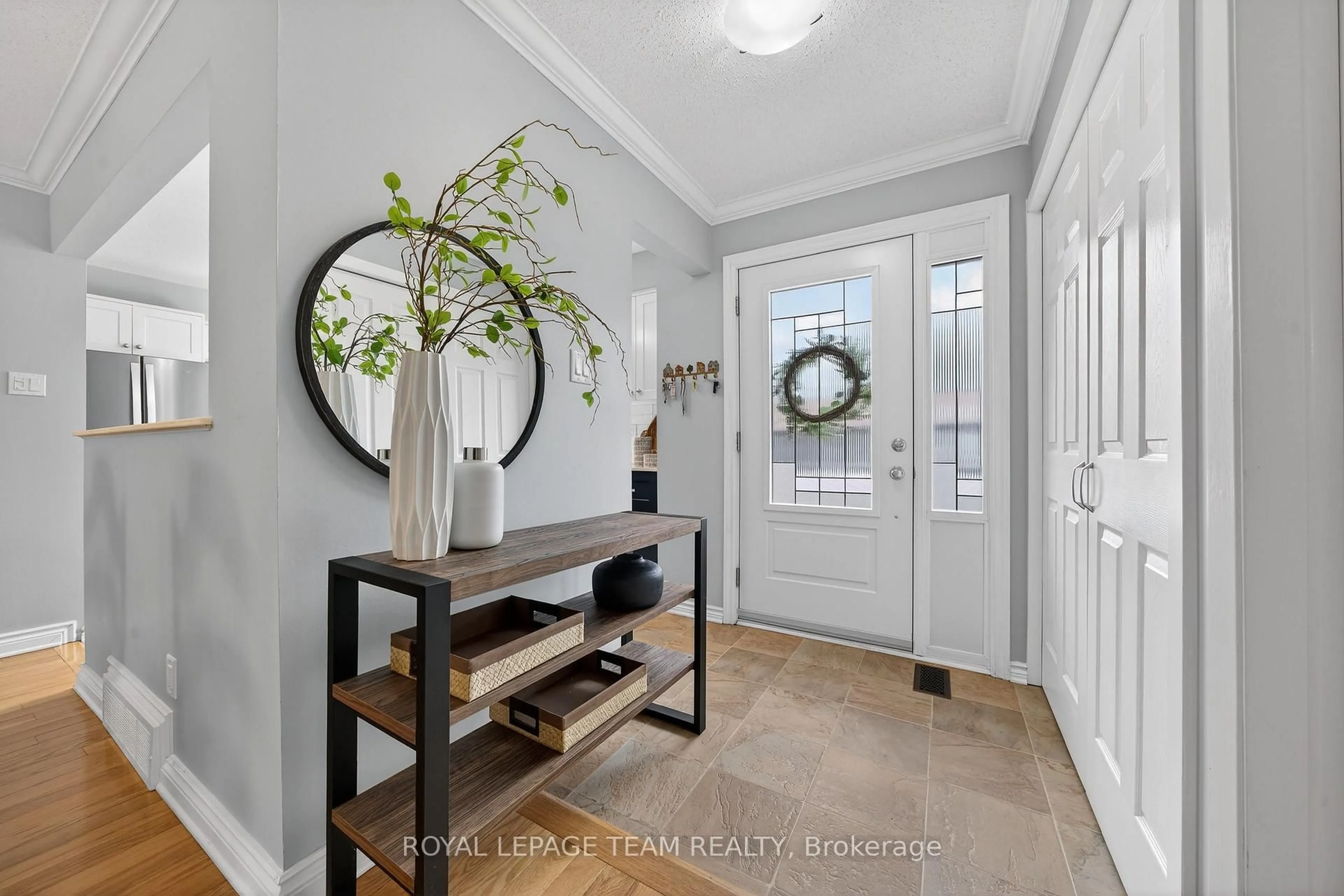 Indoor entryway for 11 Glen Abbey Cres, Ottawa Ontario K2S 1R6