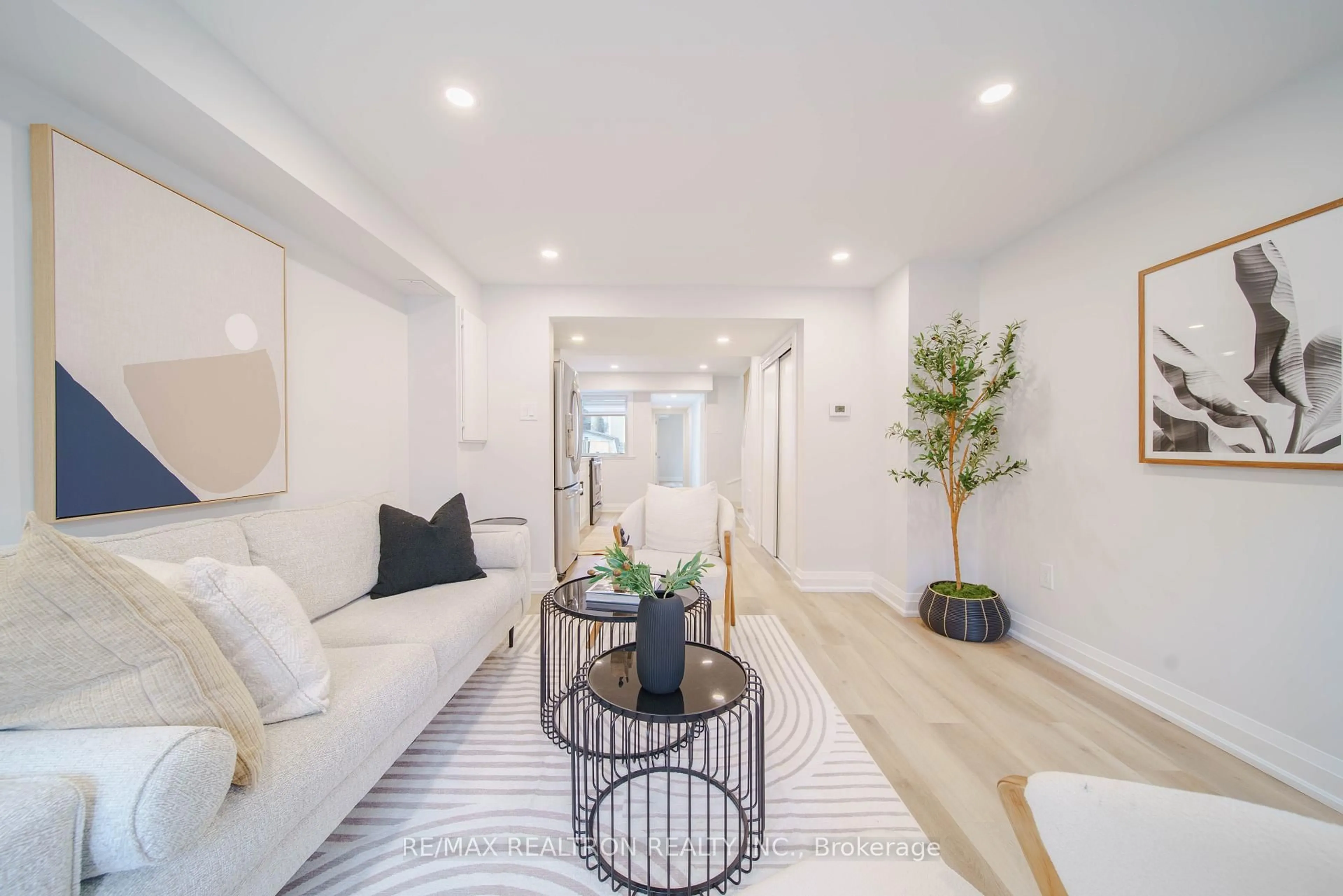 Indoor entryway for 197-199 Ferguson Ave, Hamilton Ontario L8N 2N2