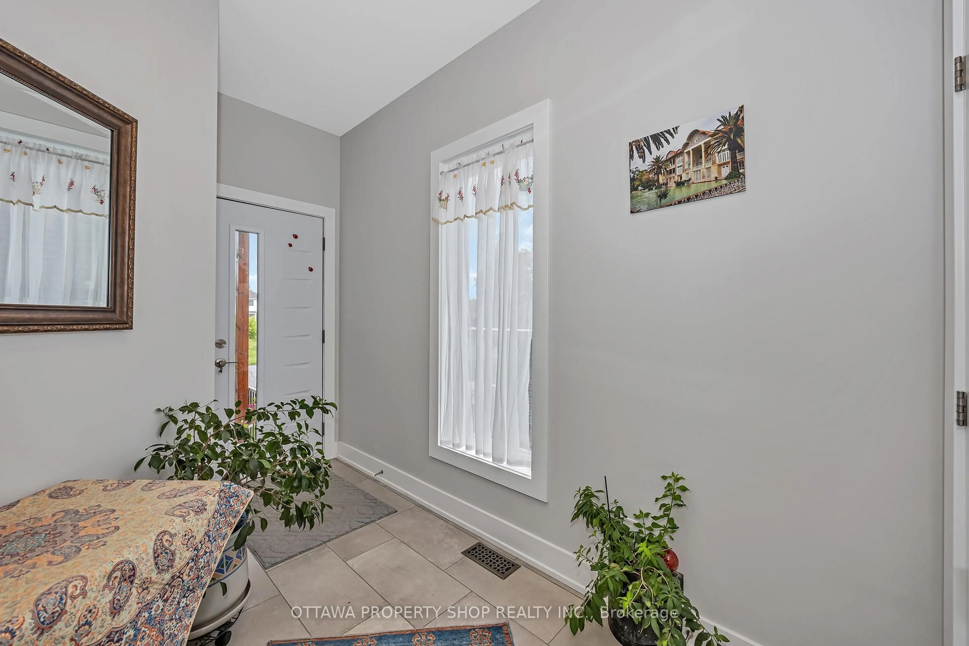 Indoor entryway for 1355 Mory St, Ottawa Ontario K1T 1C8