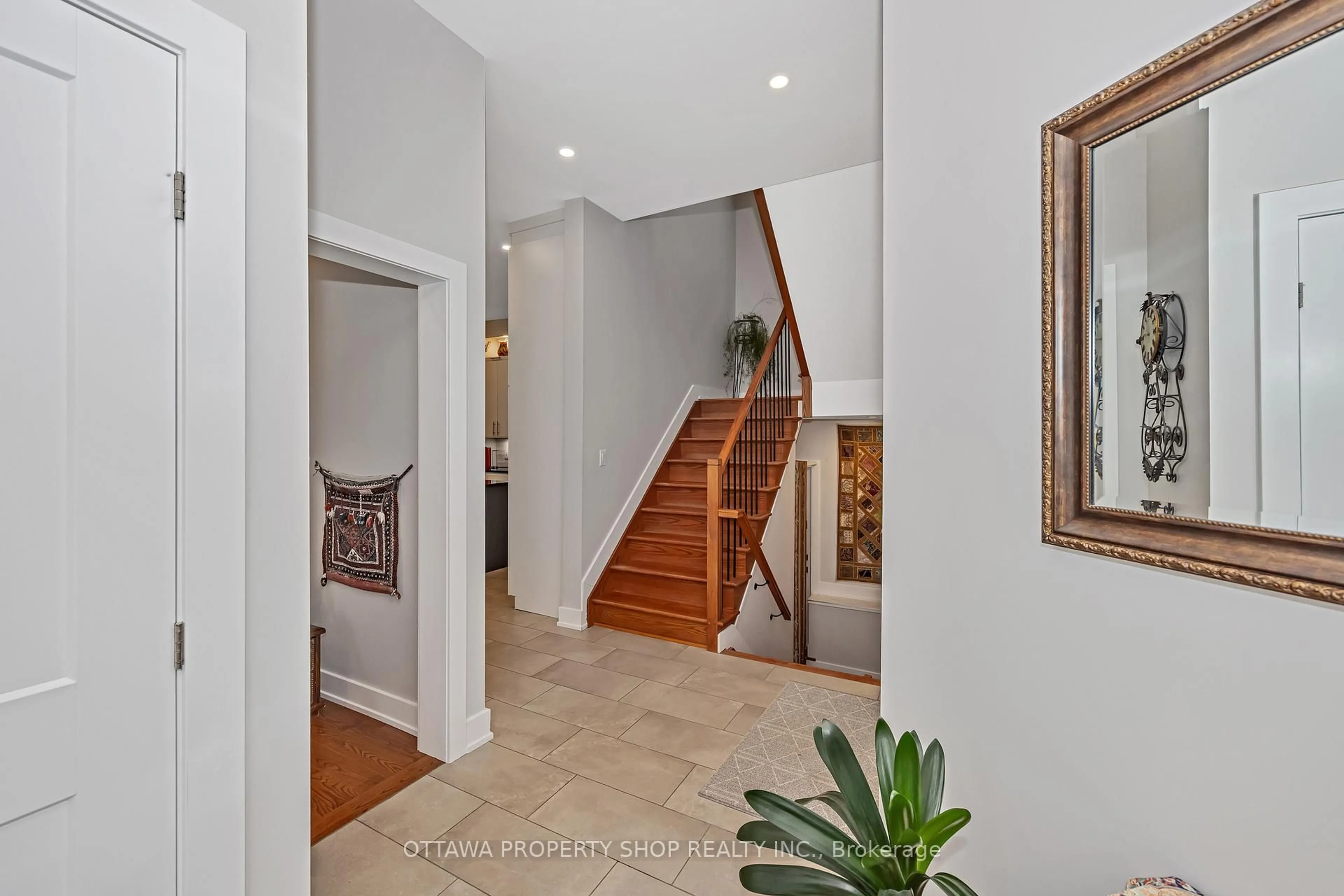 Indoor entryway for 1355 Mory St, Ottawa Ontario K1T 1C8