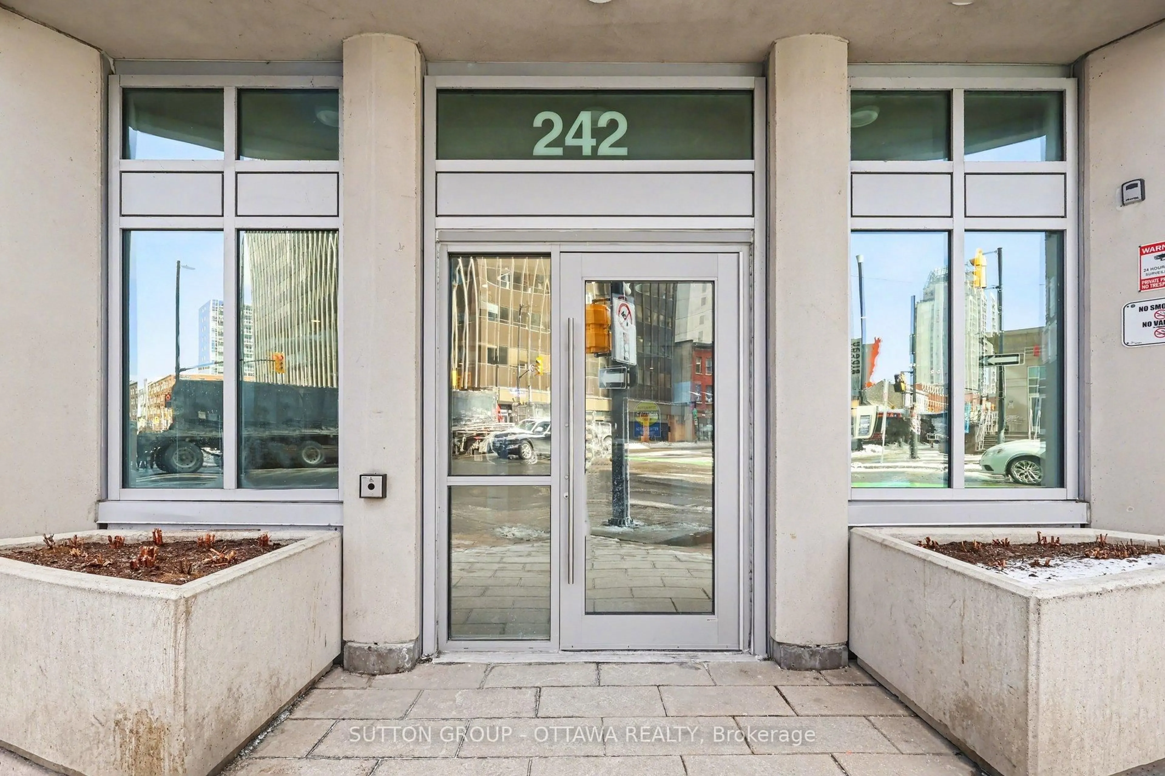 Indoor foyer for 242 Rideau St #1807, Ottawa Ontario K1N 0B7