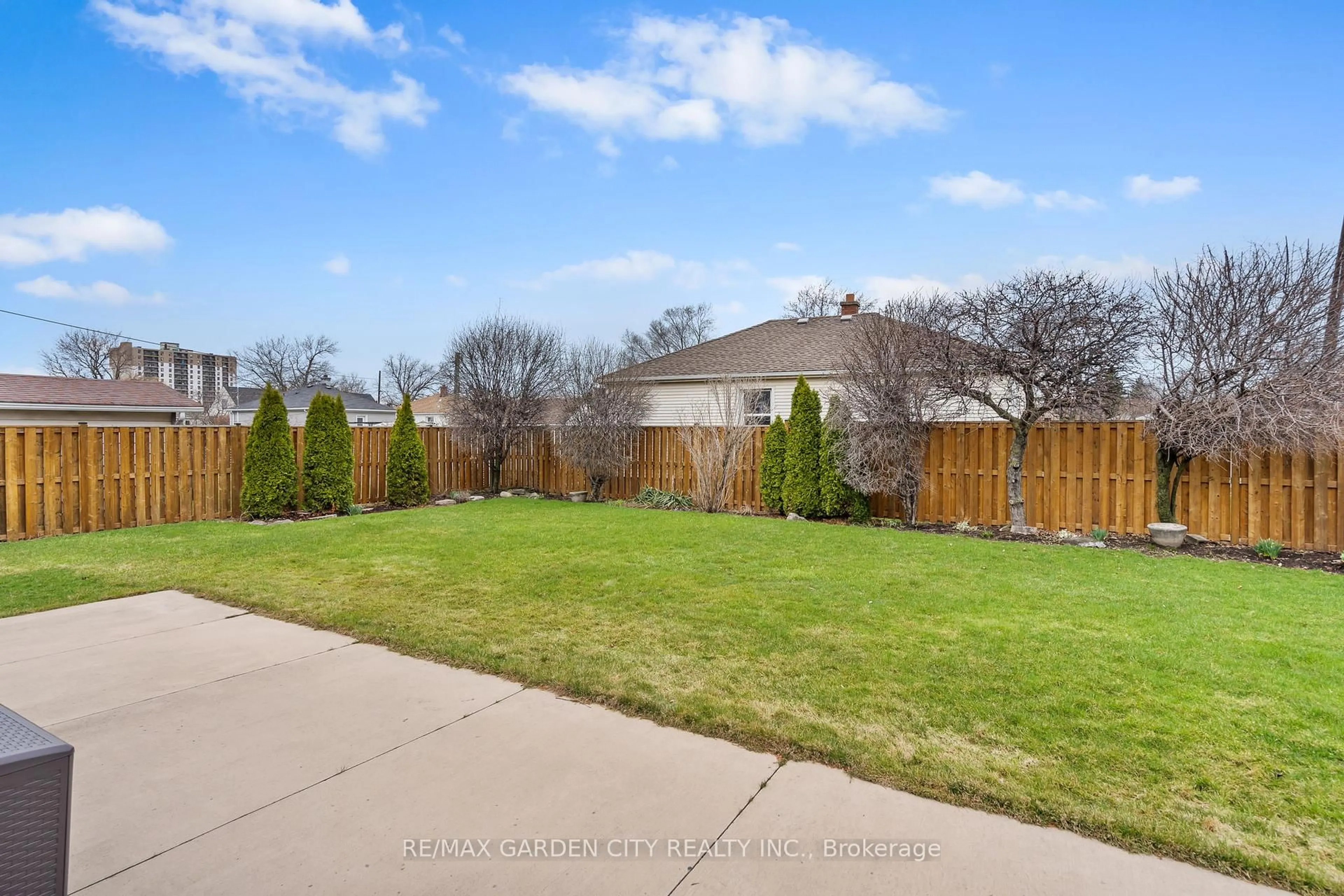A pic from outside/outdoor area/front of a property/back of a property/a pic from drone, unknown for 131 Westchester Cres, St. Catharines Ontario L2P 2N6