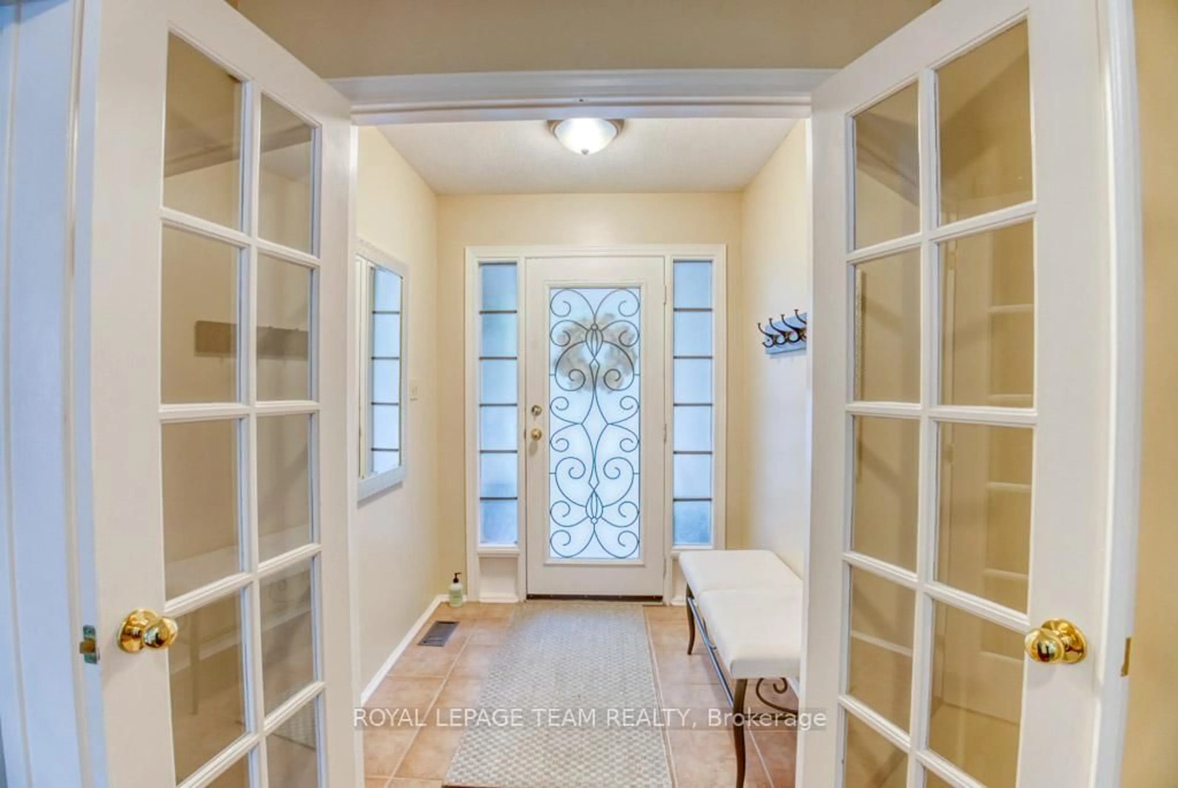 Indoor entryway for 27 Sherk Cres, Kanata Ontario K2K 2L3