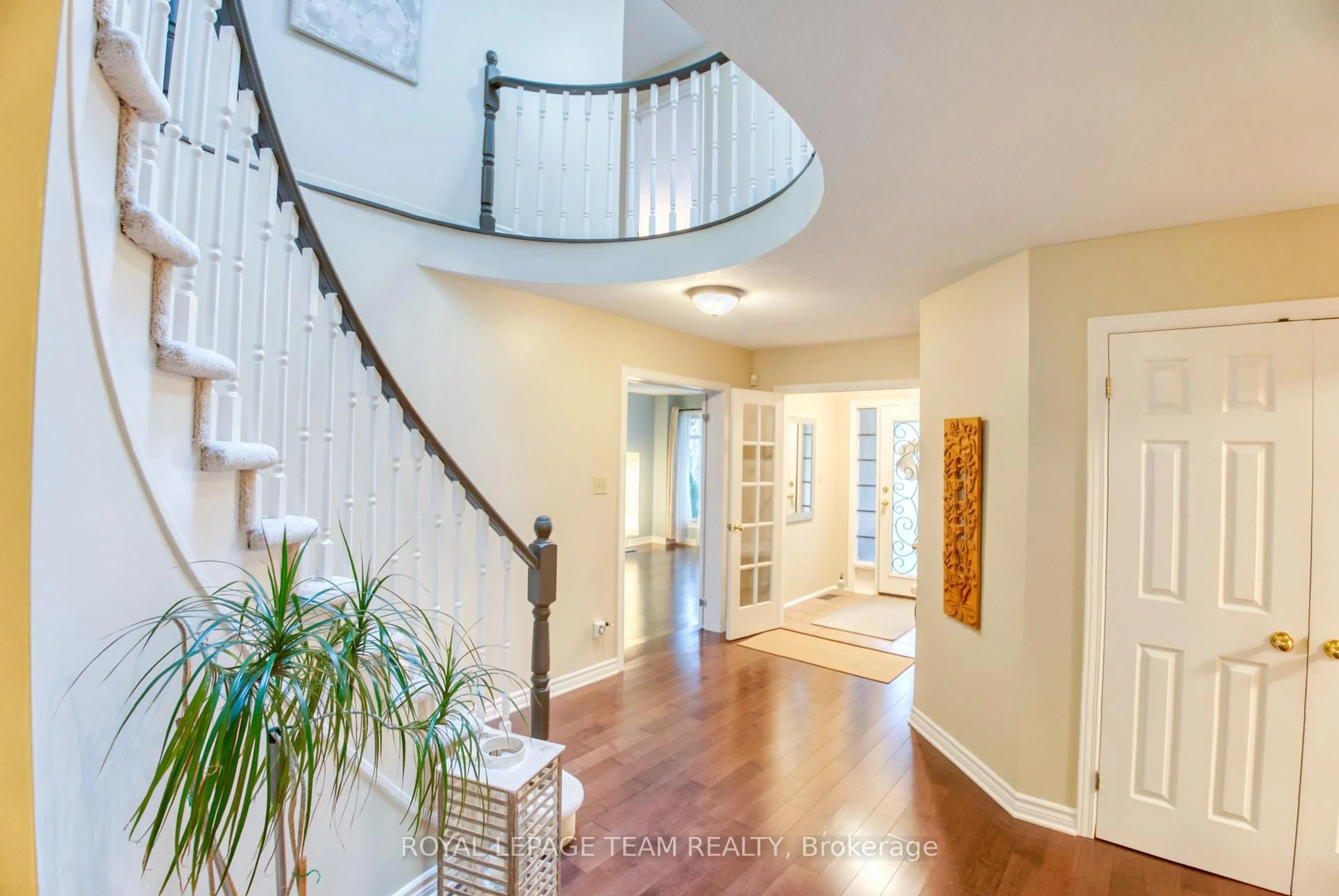 Indoor entryway for 27 Sherk Cres, Kanata Ontario K2K 2L3