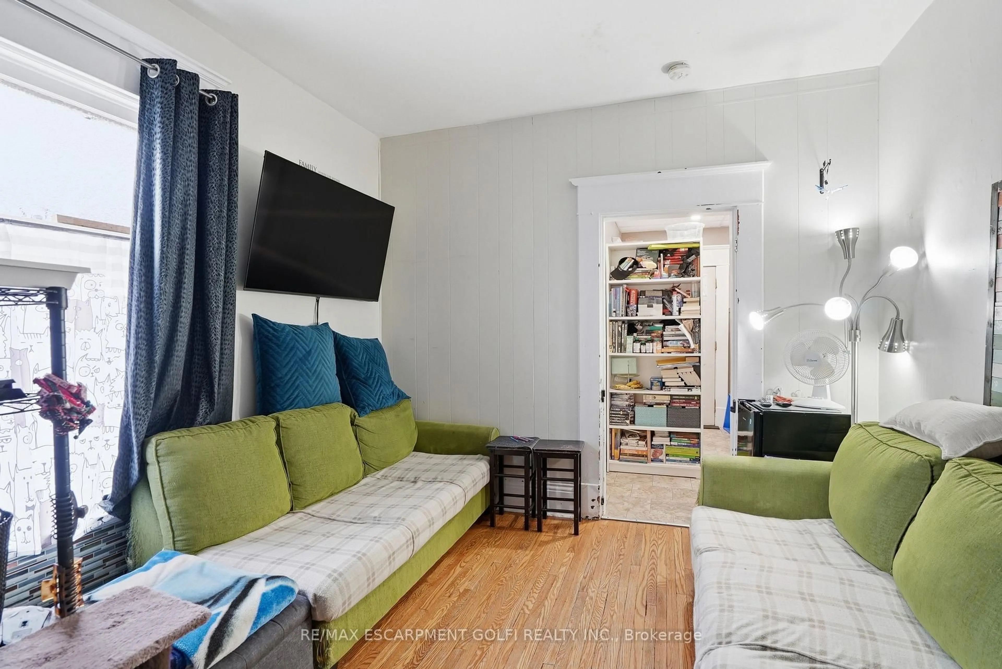 Living room with furniture, unknown for 55 Chatham St, Brantford Ontario N3T 2N8