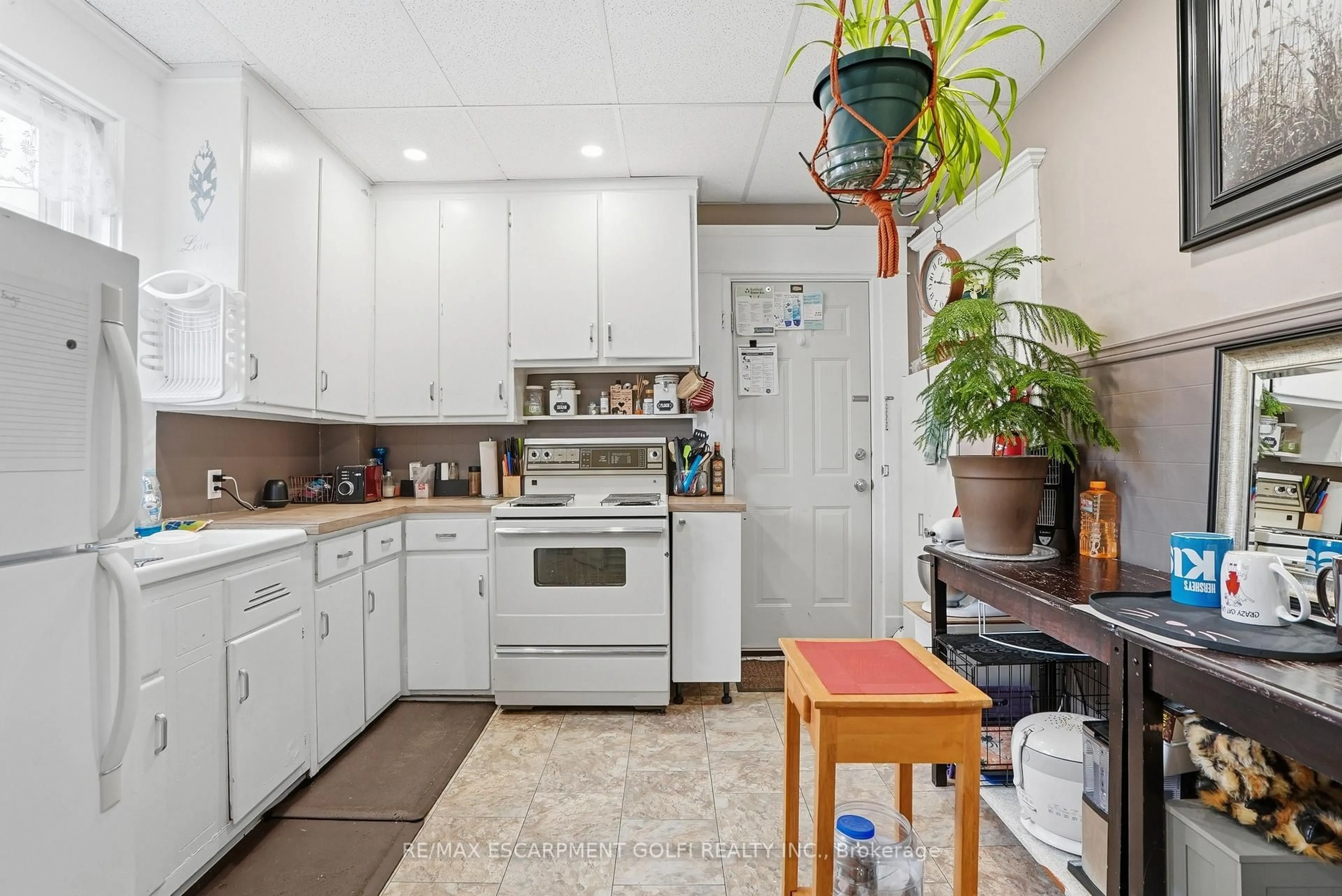 Standard kitchen, ceramic/tile floor for 55 Chatham St, Brantford Ontario N3T 2N8