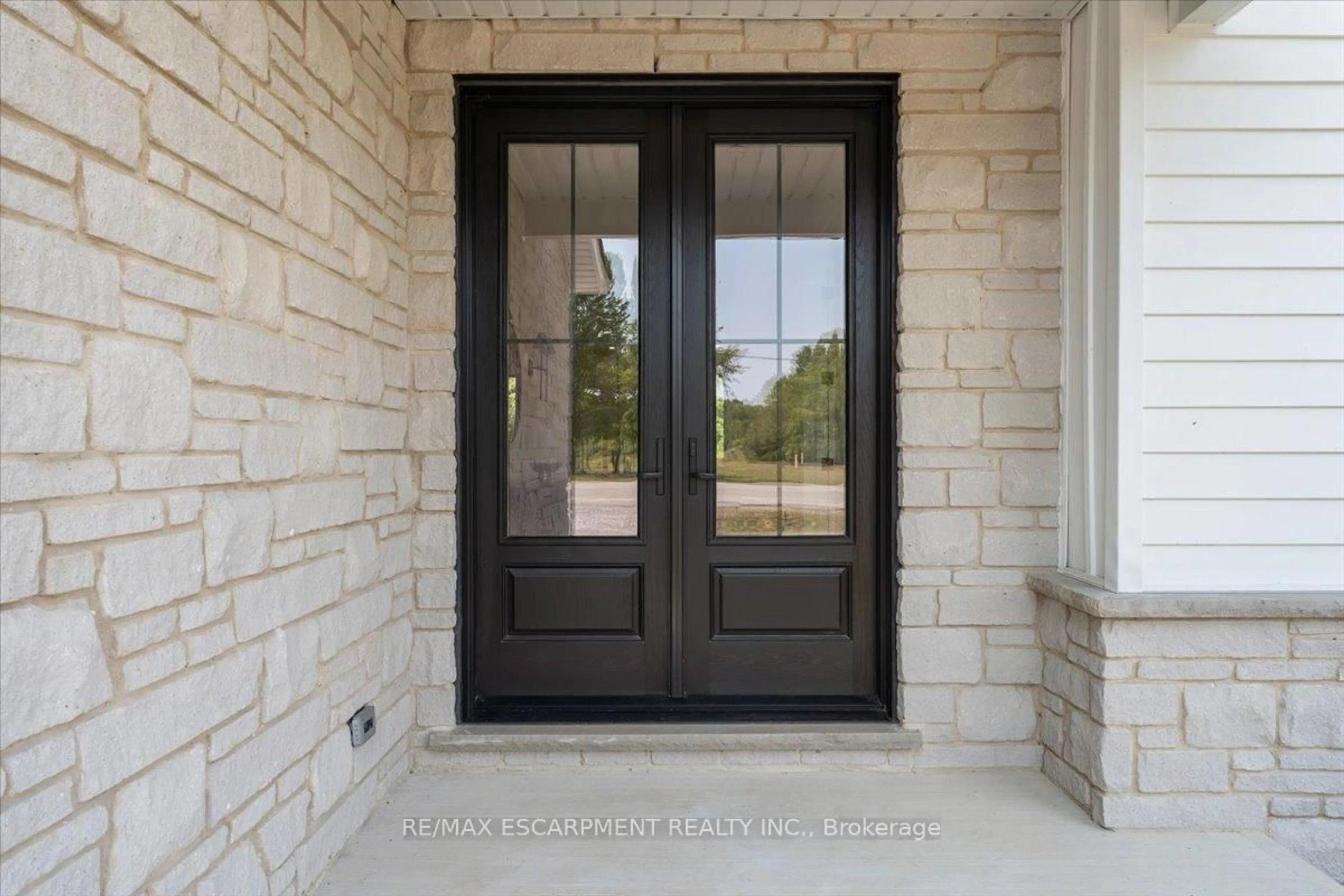 Indoor entryway for 81 Doans Ridge Rd, Welland Ontario L3B 5N4