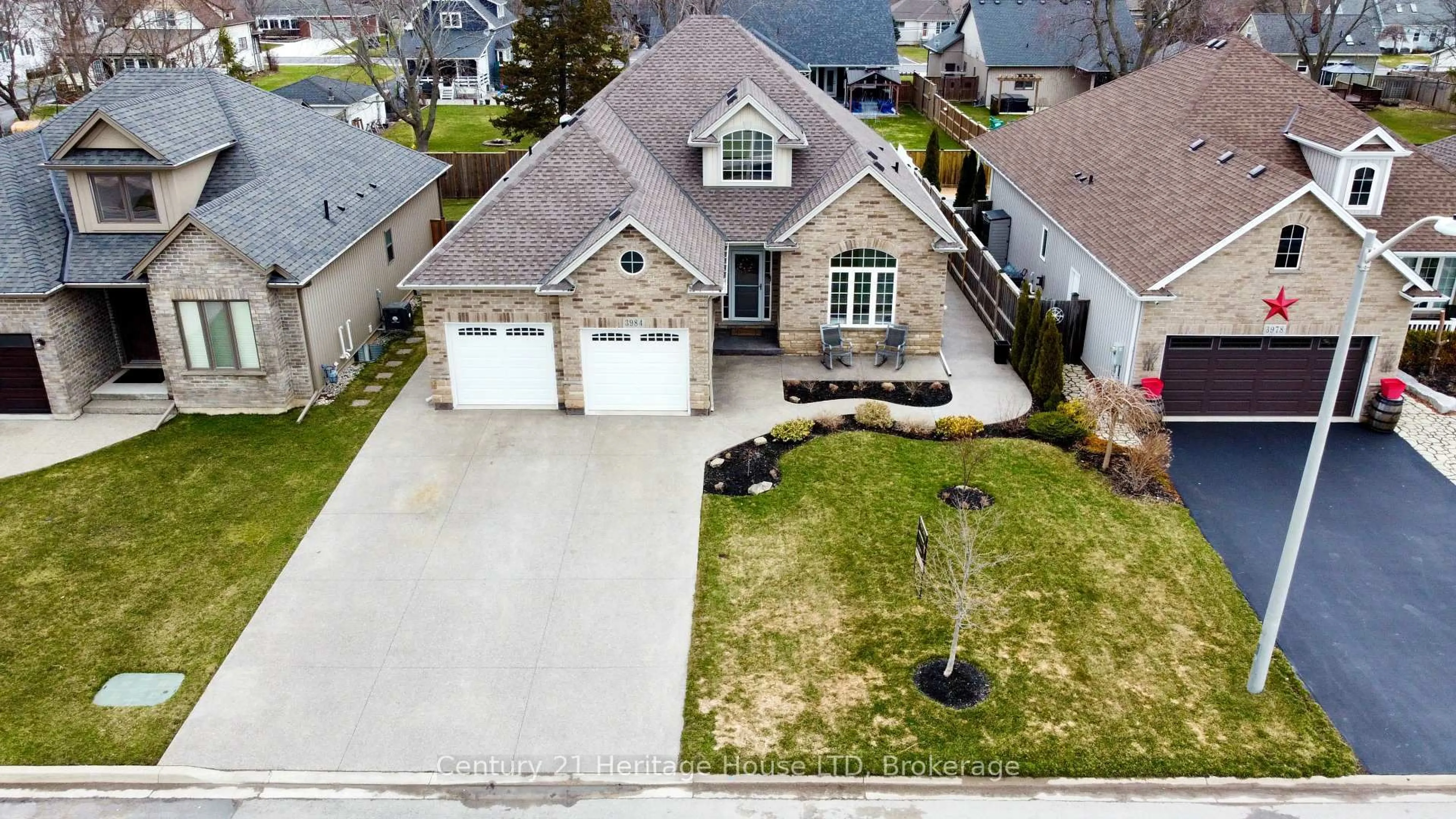 A pic from outside/outdoor area/front of a property/back of a property/a pic from drone, street for 3984 VILLAGE CREEK Dr, Fort Erie Ontario L0S 1S0