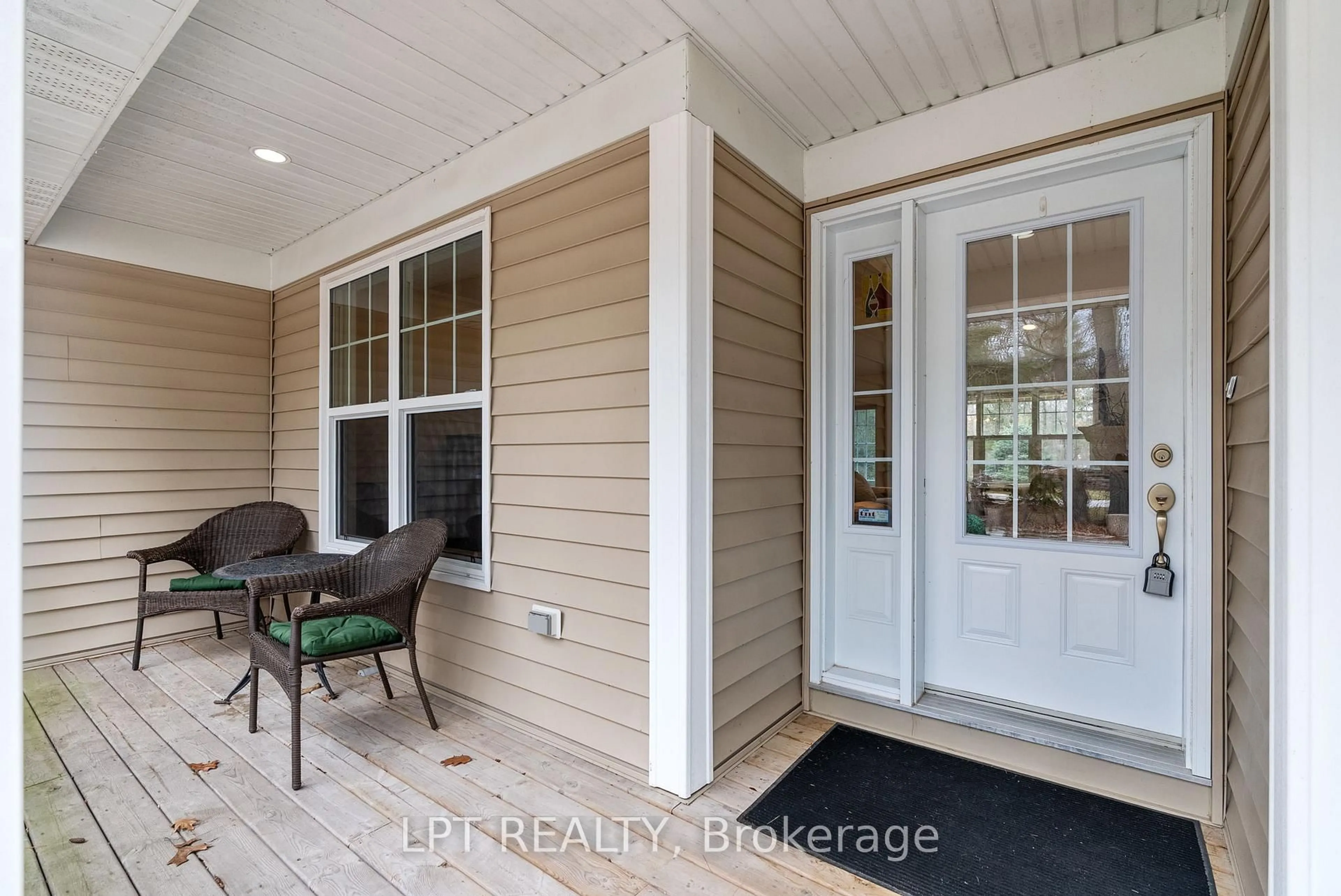 Indoor entryway for 10023 Jenna Rd, Lambton Shores Ontario N0M 1T0