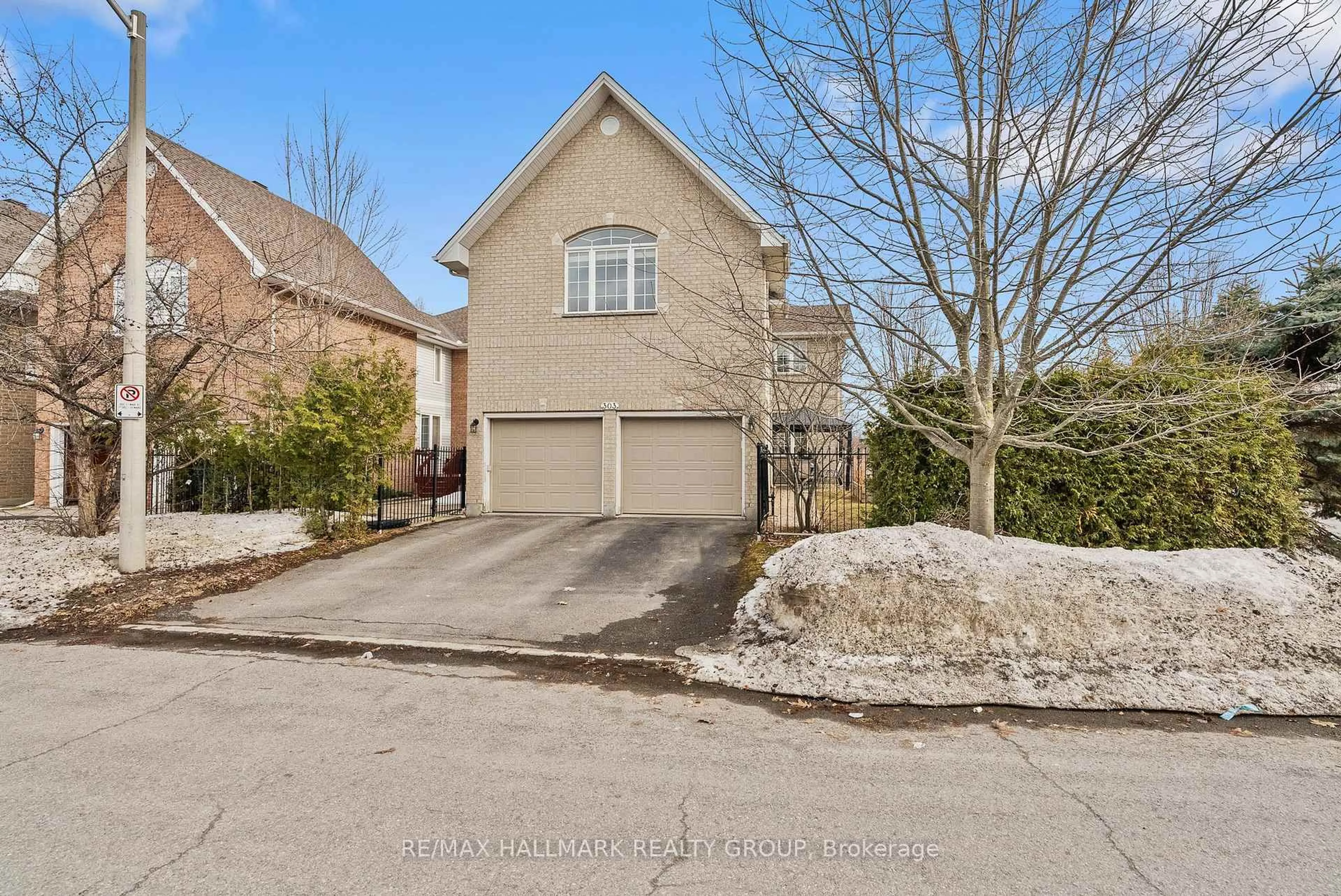 A pic from outside/outdoor area/front of a property/back of a property/a pic from drone, street for 303 Parkin Circ, Ottawa Ontario K1T 4G8