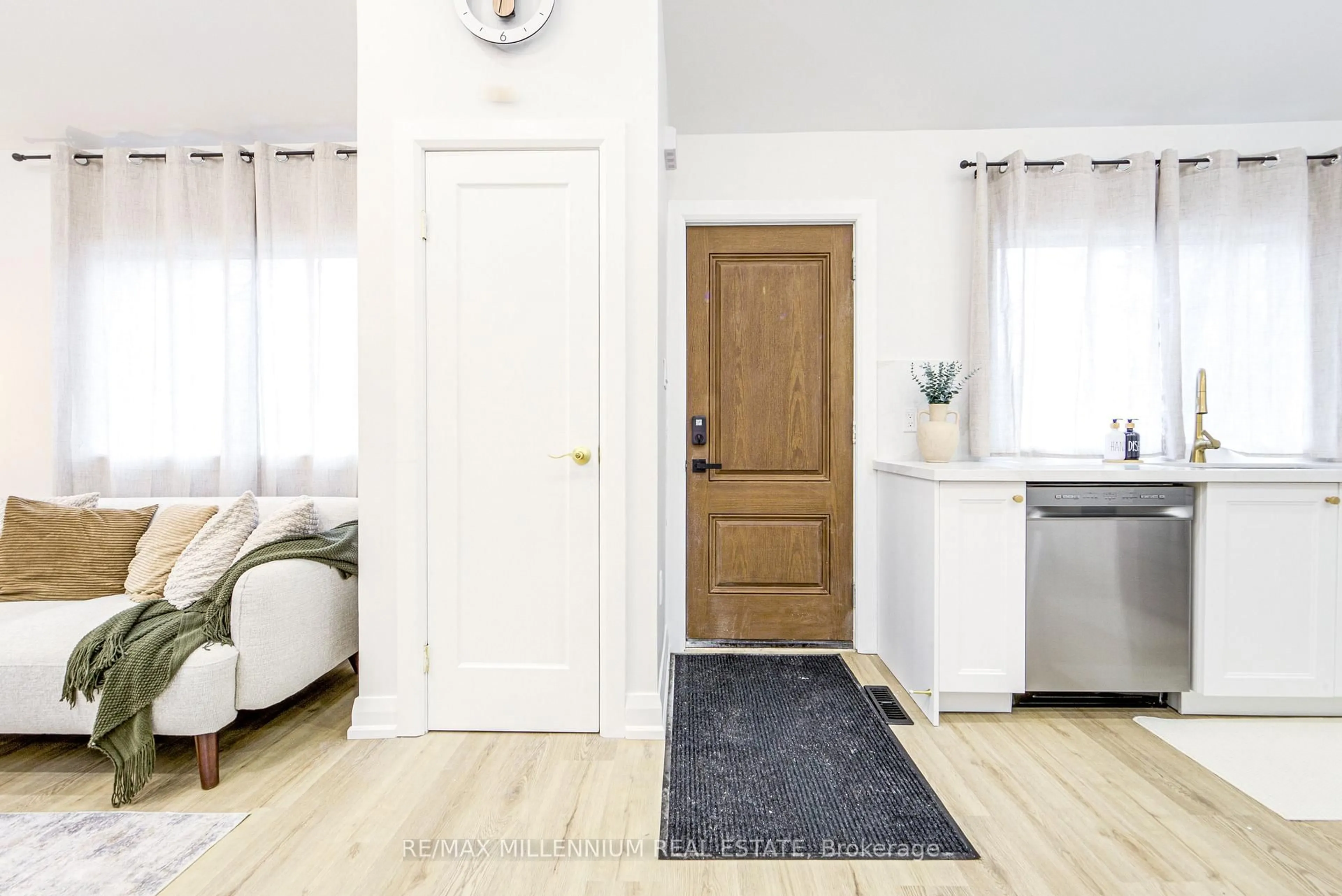 Indoor entryway for 784 Duffus St, Peterborough Ontario K9J 4K4