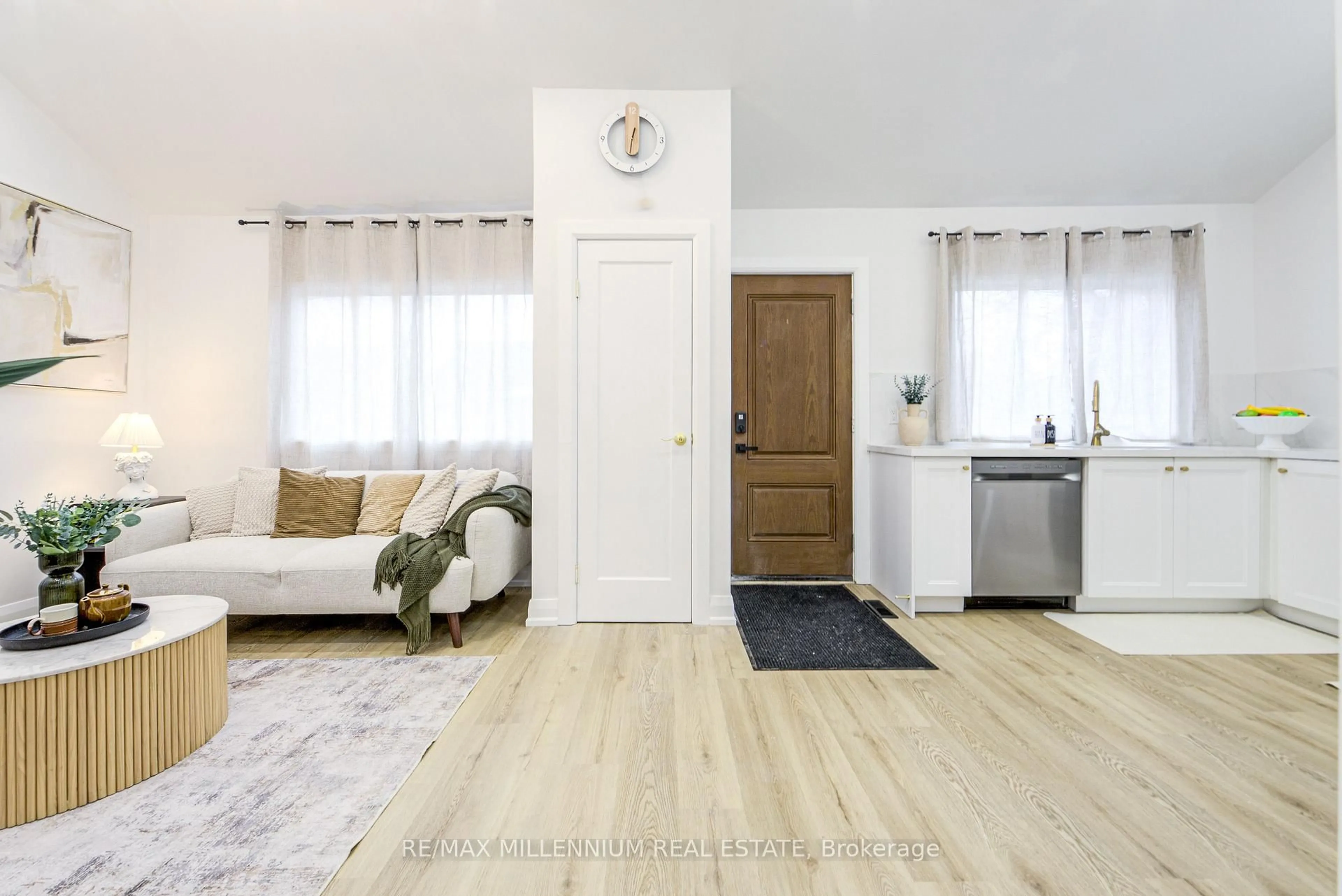 Indoor entryway for 784 Duffus St, Peterborough Ontario K9J 4K4