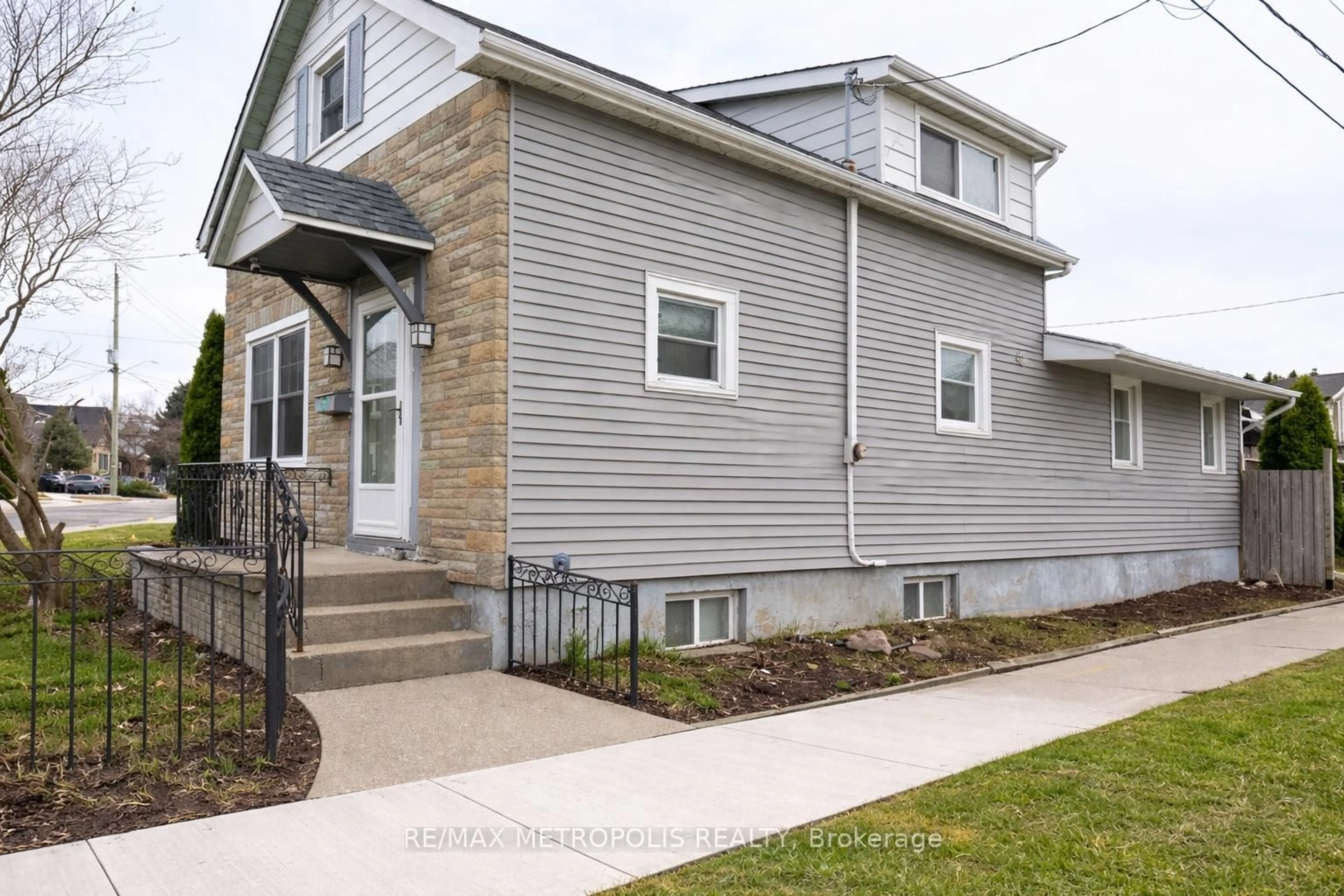 Home with vinyl exterior material, street for 159 York St, St. Catharines Ontario L2R 6E9