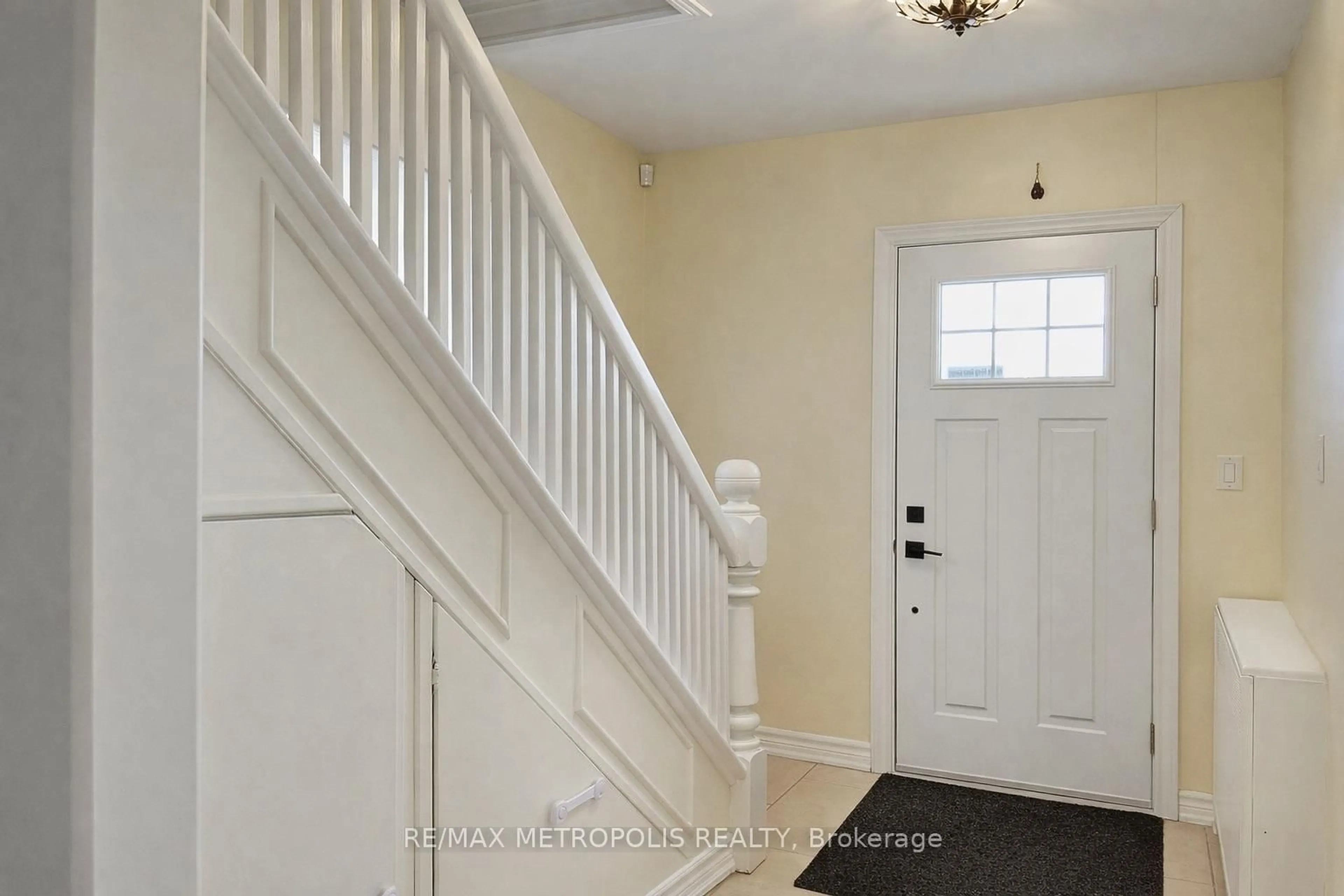 Indoor entryway for 159 York St, St. Catharines Ontario L2R 6E9