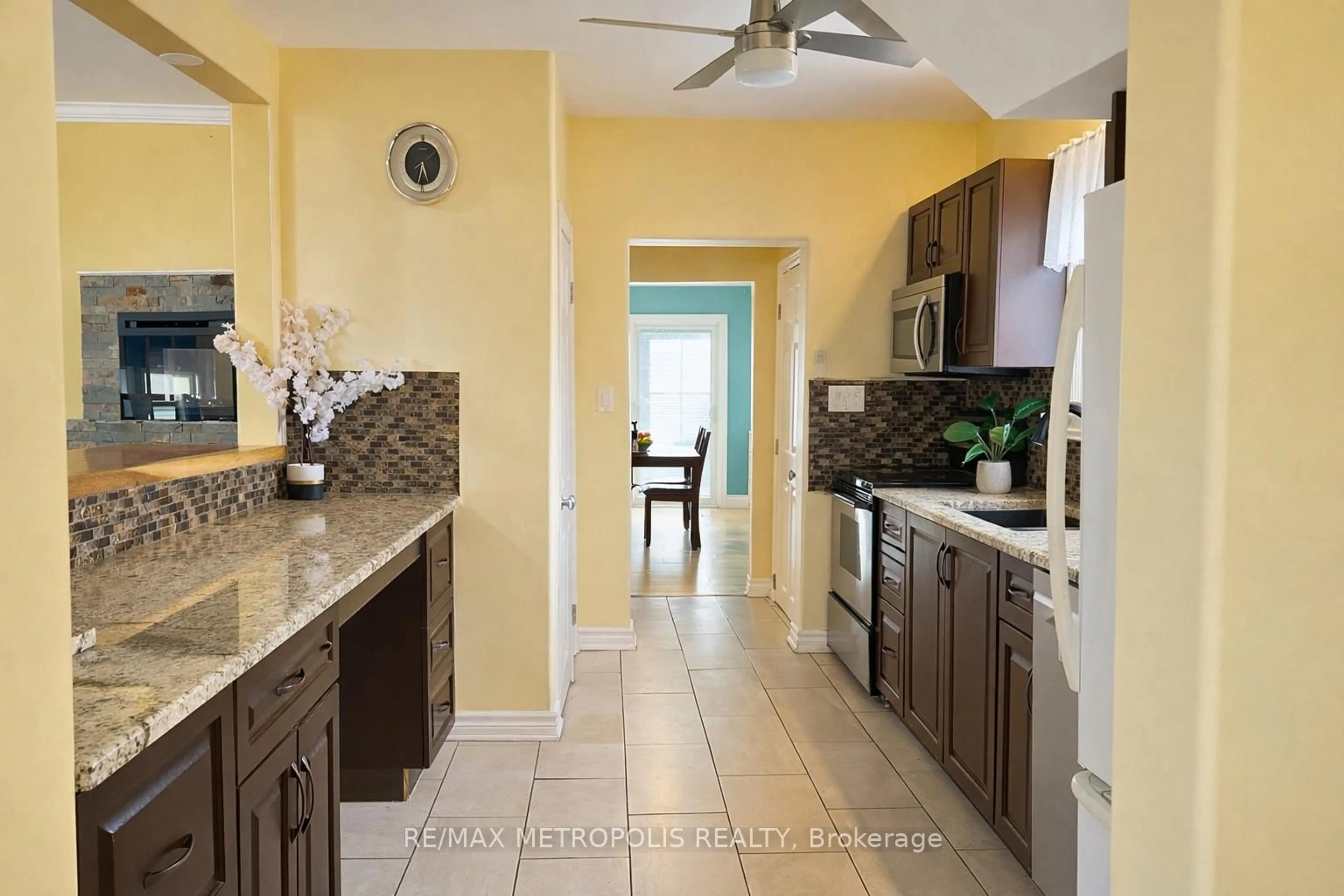 Open concept kitchen, ceramic/tile floor for 159 York St, St. Catharines Ontario L2R 6E9