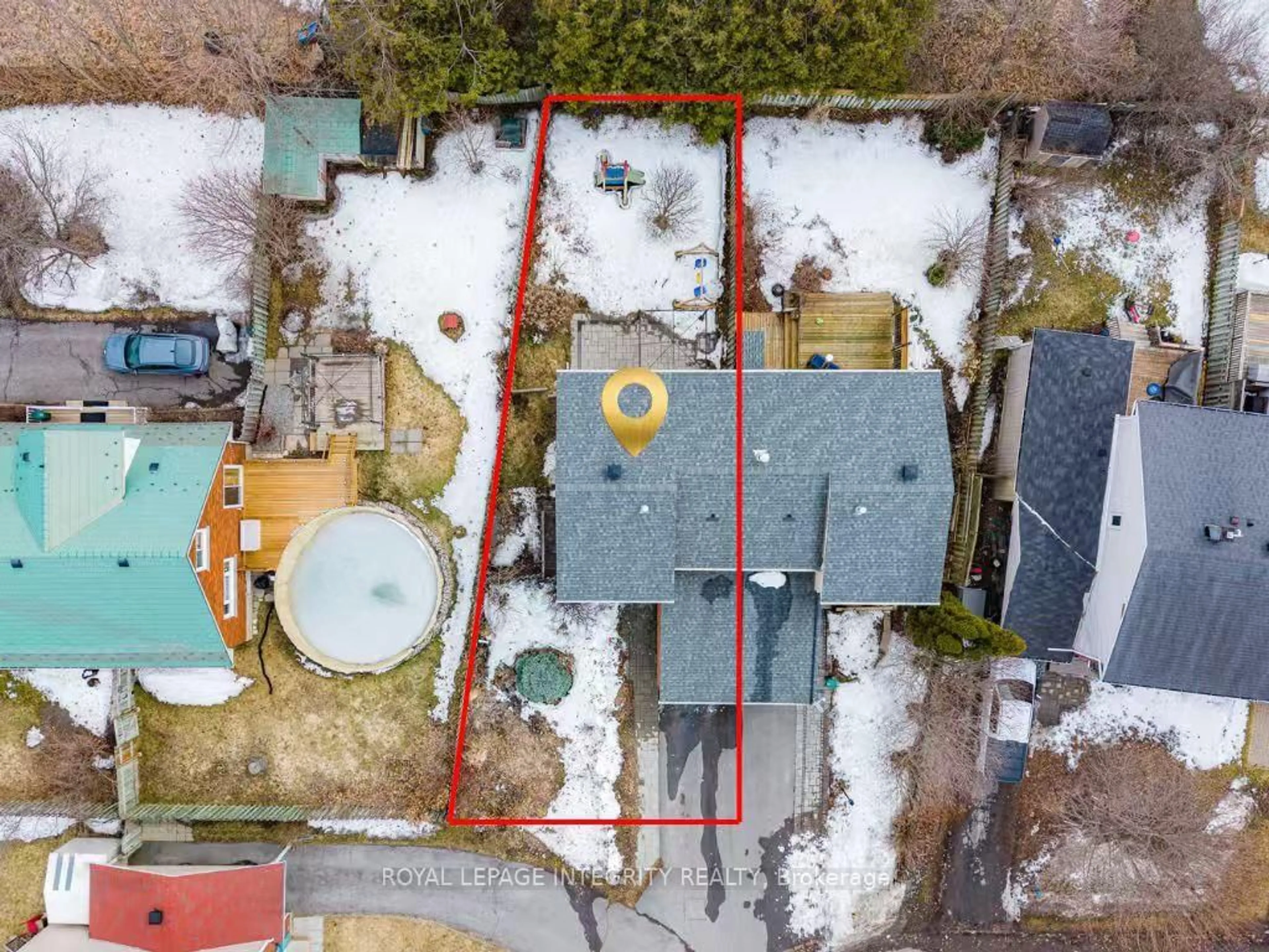 A pic from outside/outdoor area/front of a property/back of a property/a pic from drone, street for 15 Tarquin Cres, Ottawa Ontario K2H 8J7