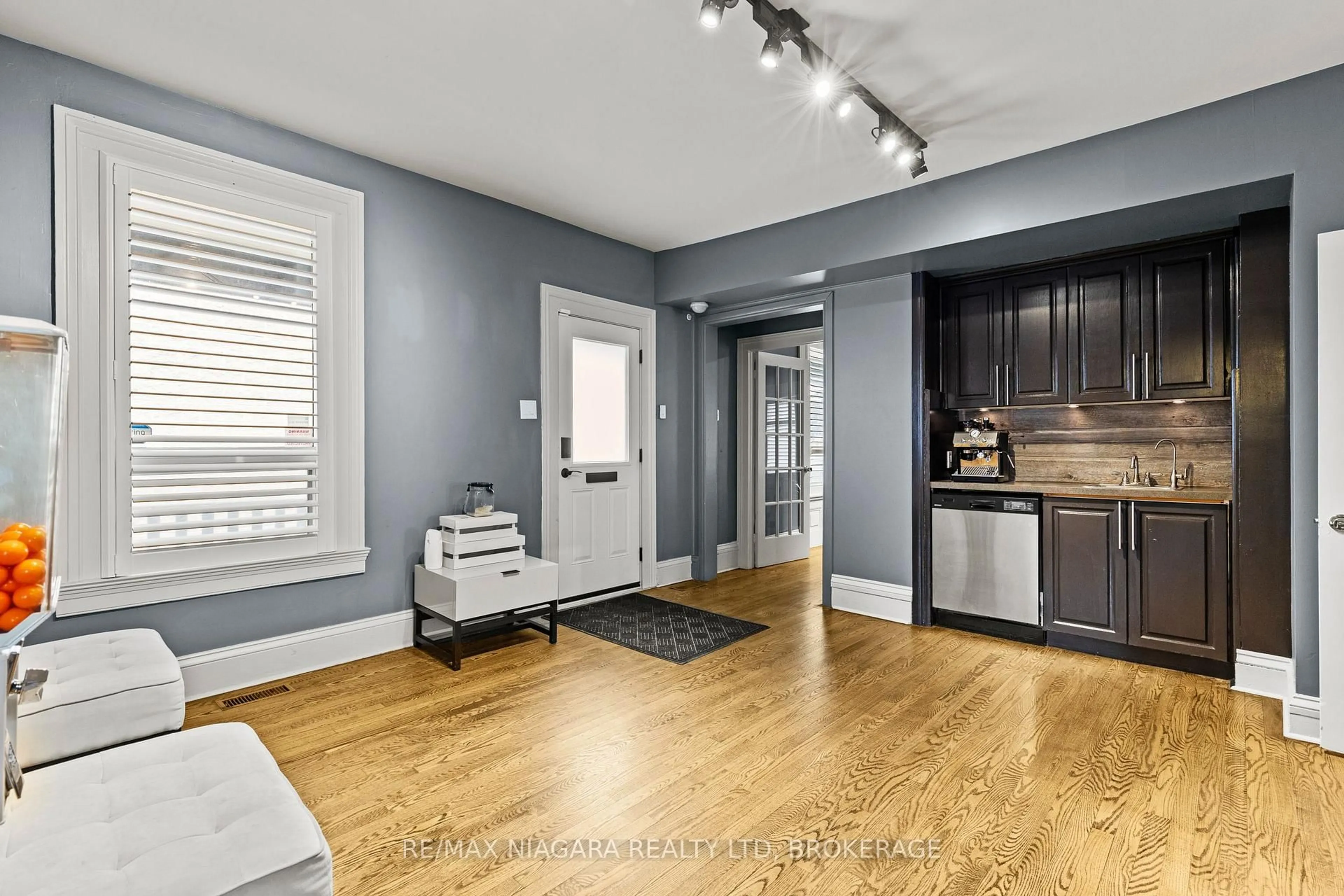 Unknown for 196 King St, St. Catharines Ontario L2R 3J7