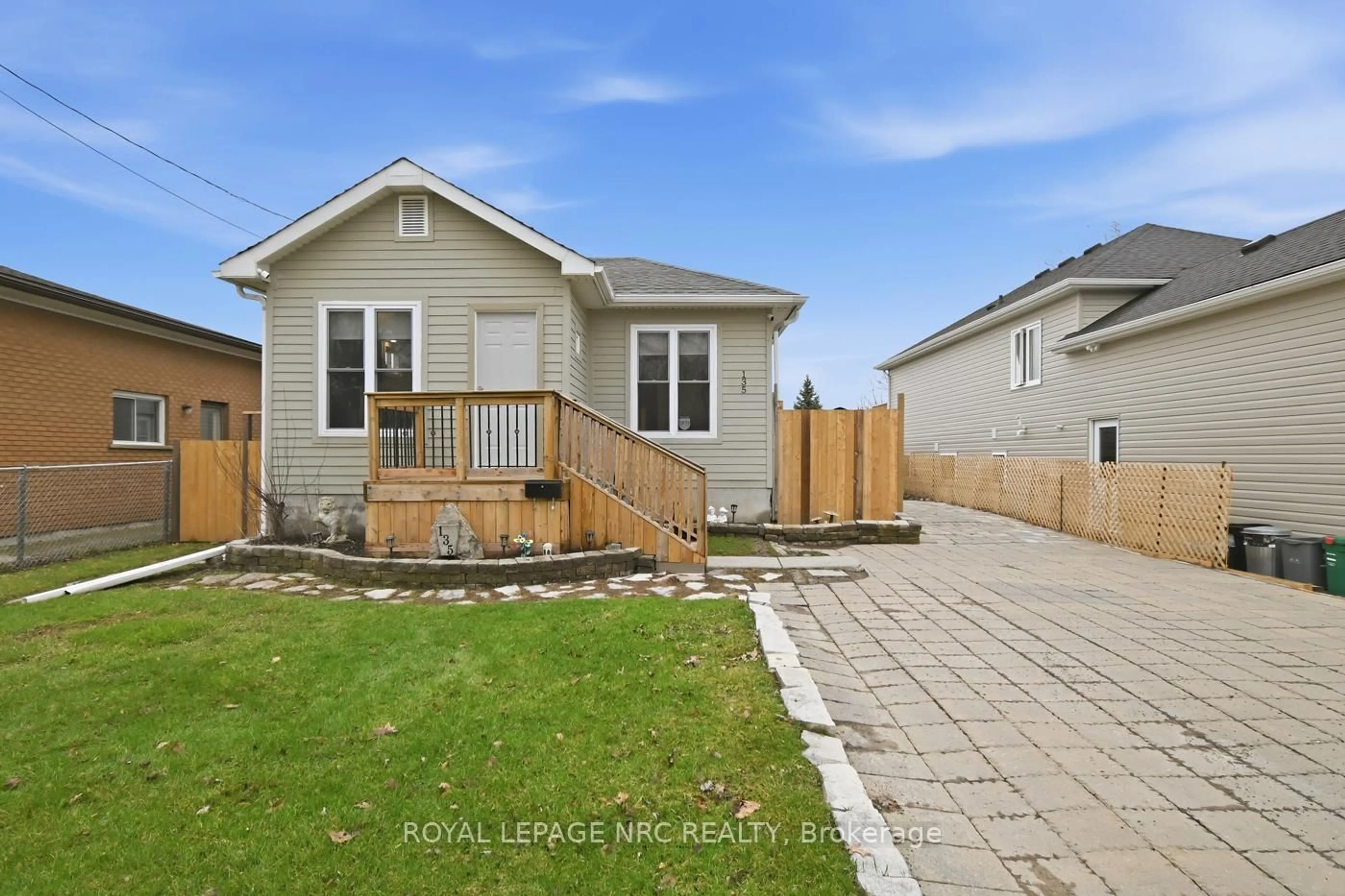 Home with vinyl exterior material, street for 135 St. George St, Welland Ontario L3C 5N7