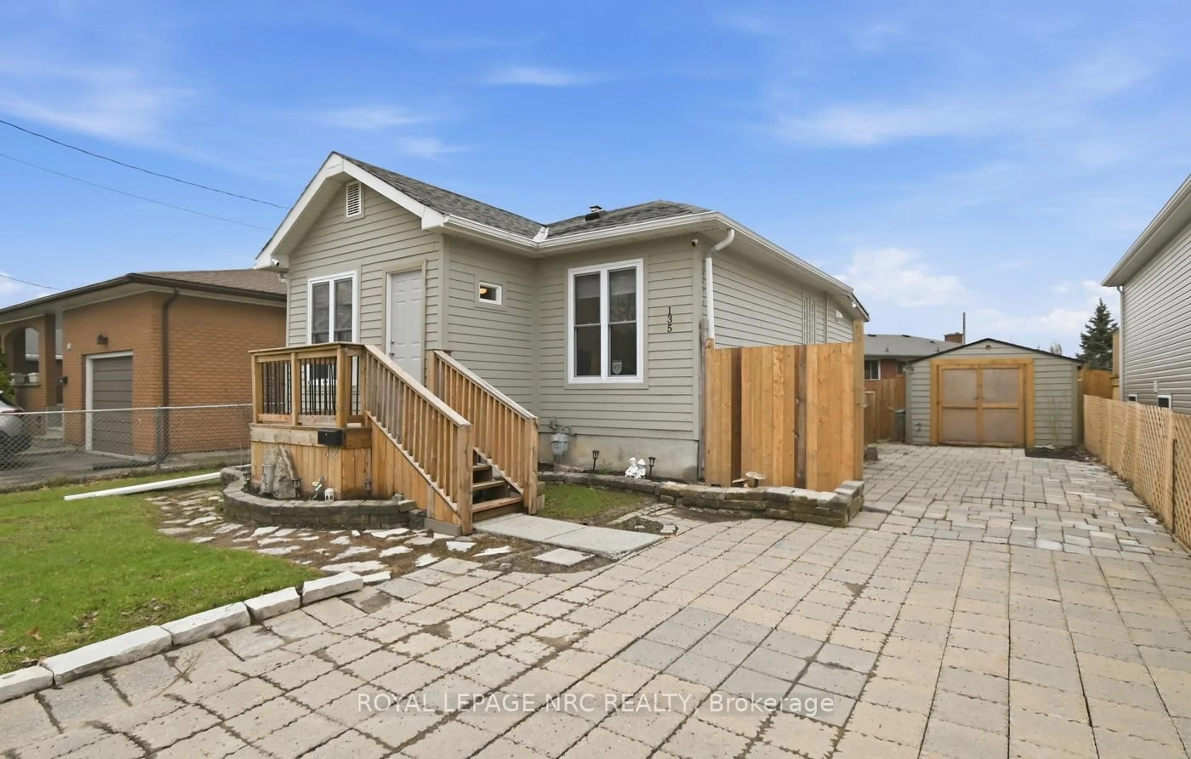 Home with vinyl exterior material, street for 135 St. George St, Welland Ontario L3C 5N7